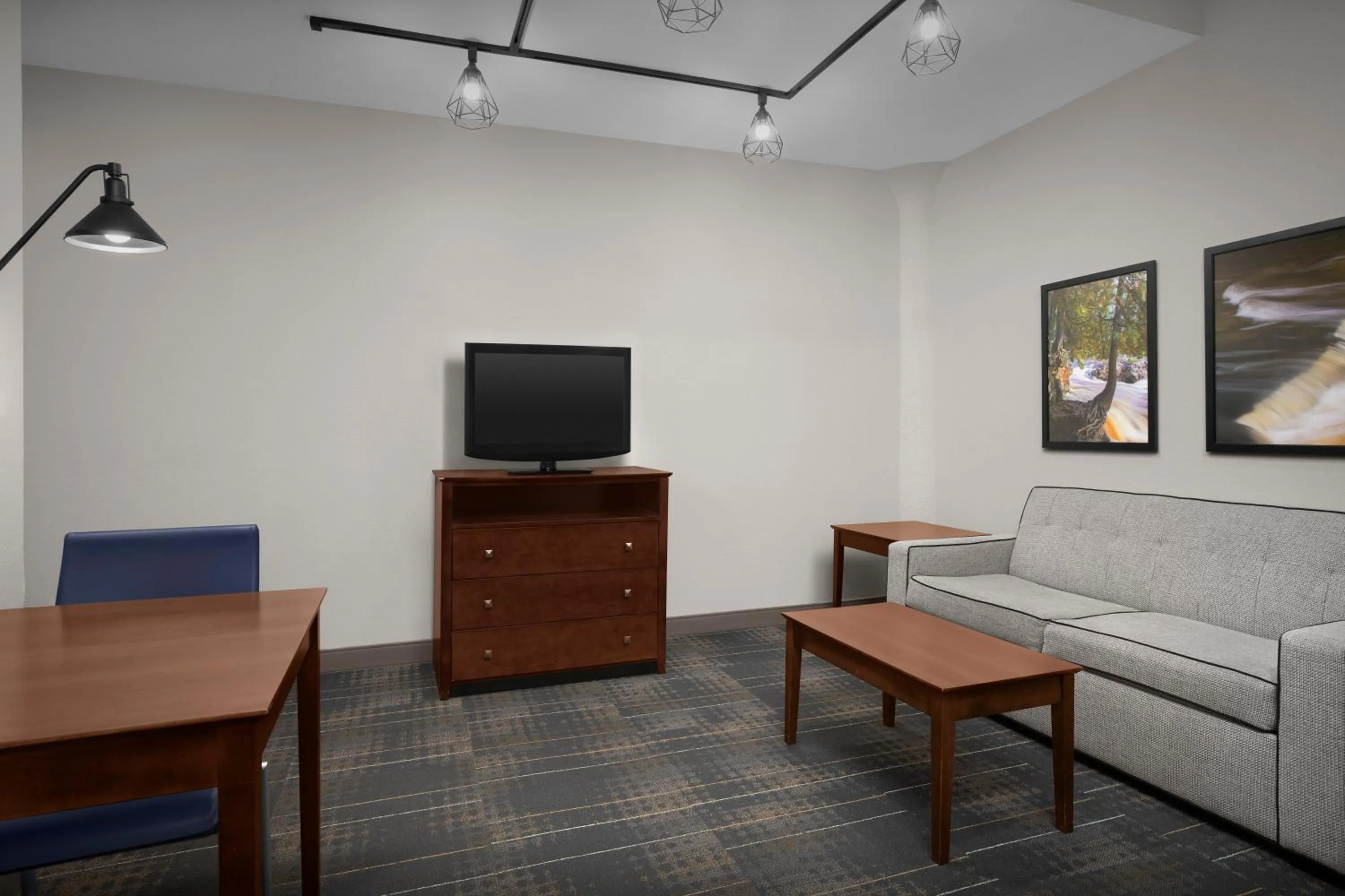 TV and multimedia in The Suites Hotel at Waterfront Plaza