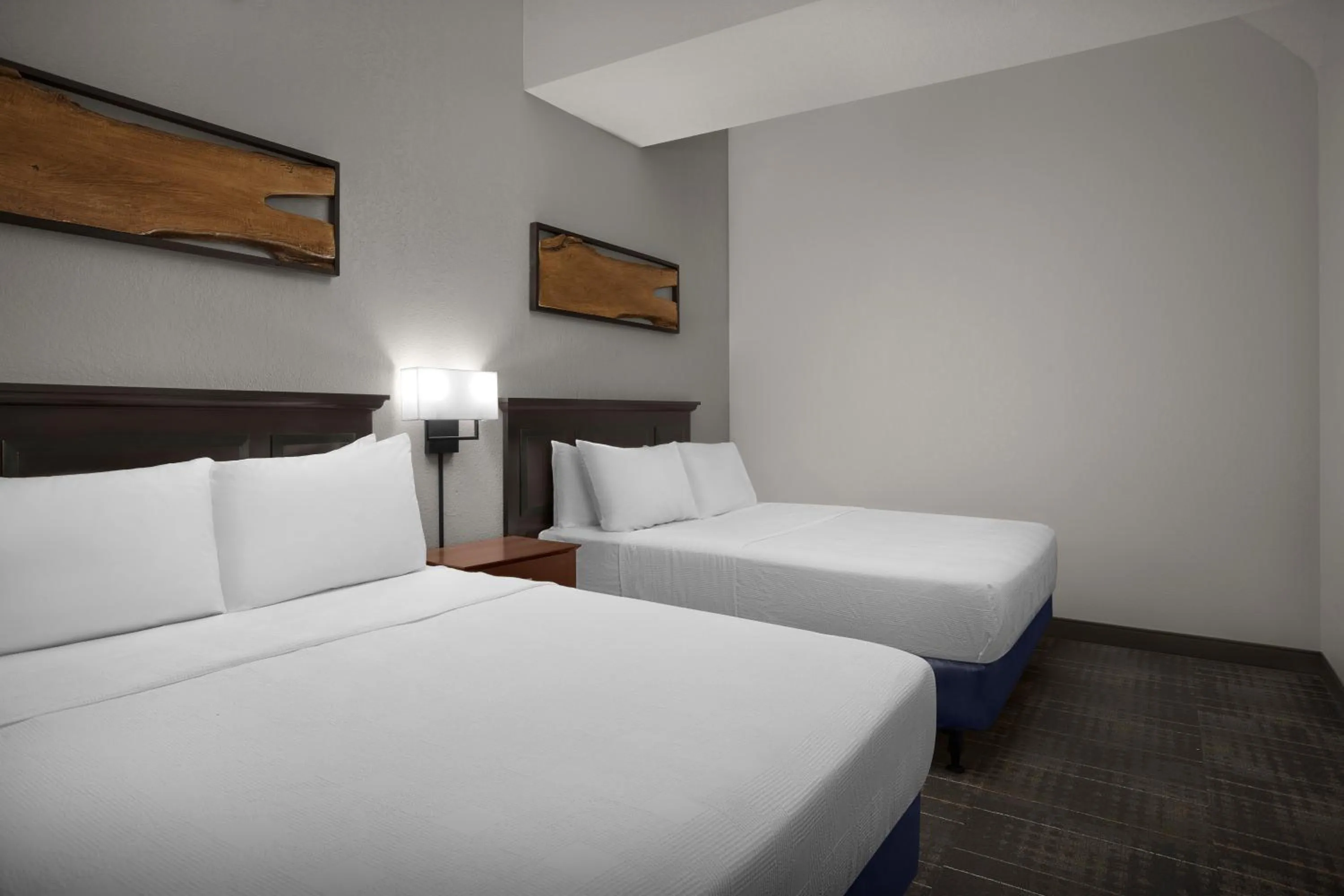 Bedroom, Bed in The Suites Hotel at Waterfront Plaza