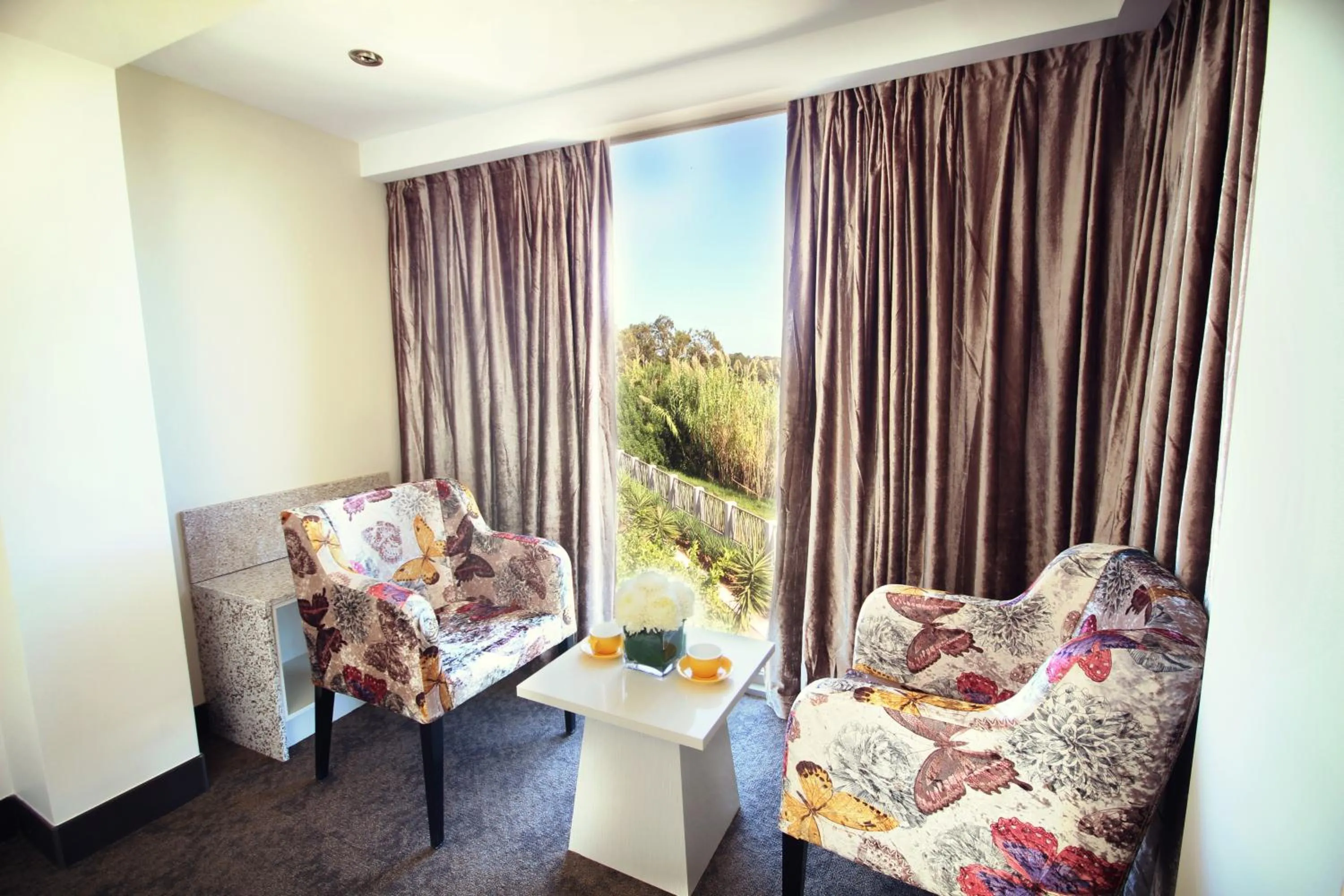 Seating area in Swan River Hotel