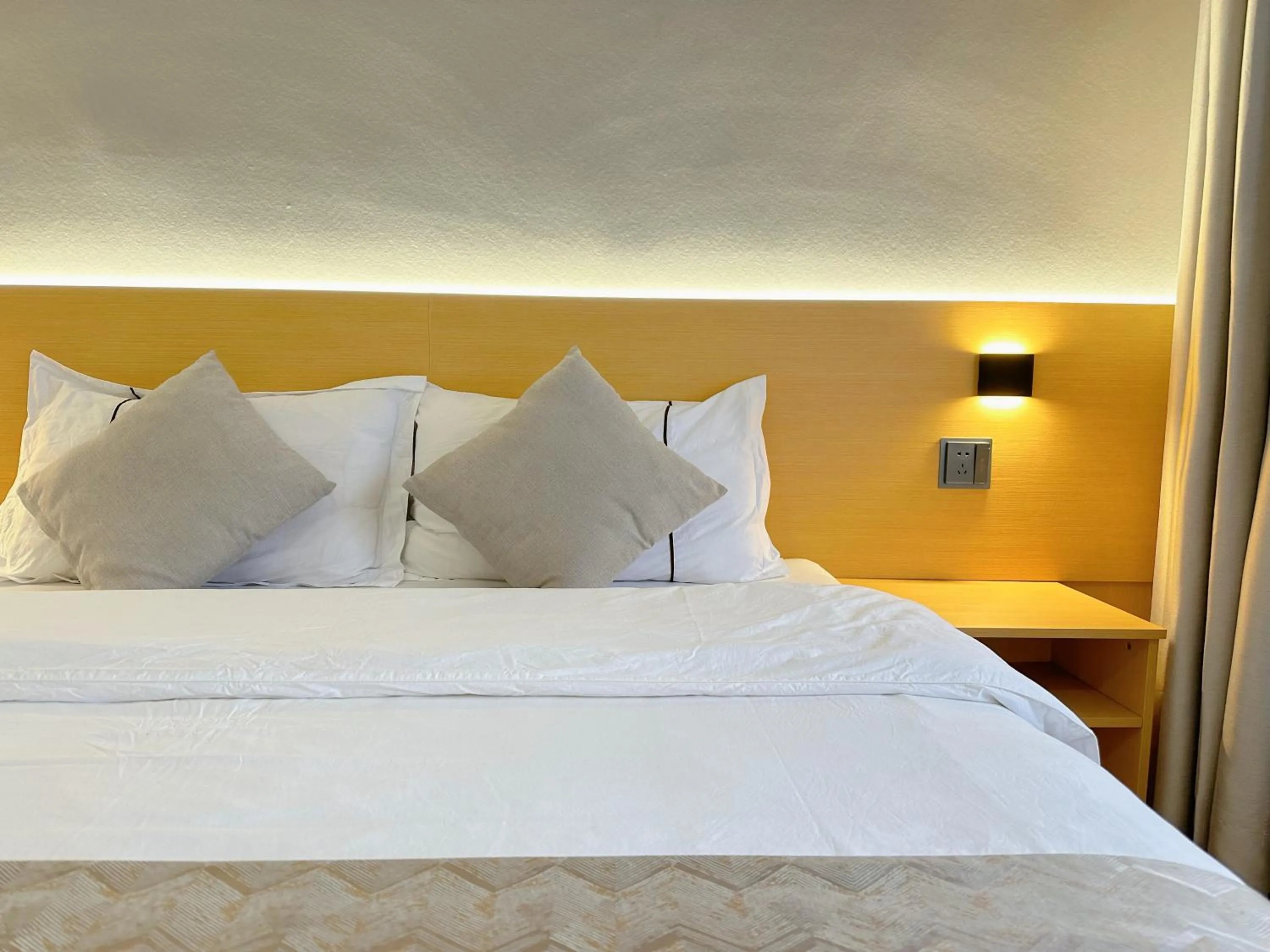 Photo of the whole room, Bed in Hemu House