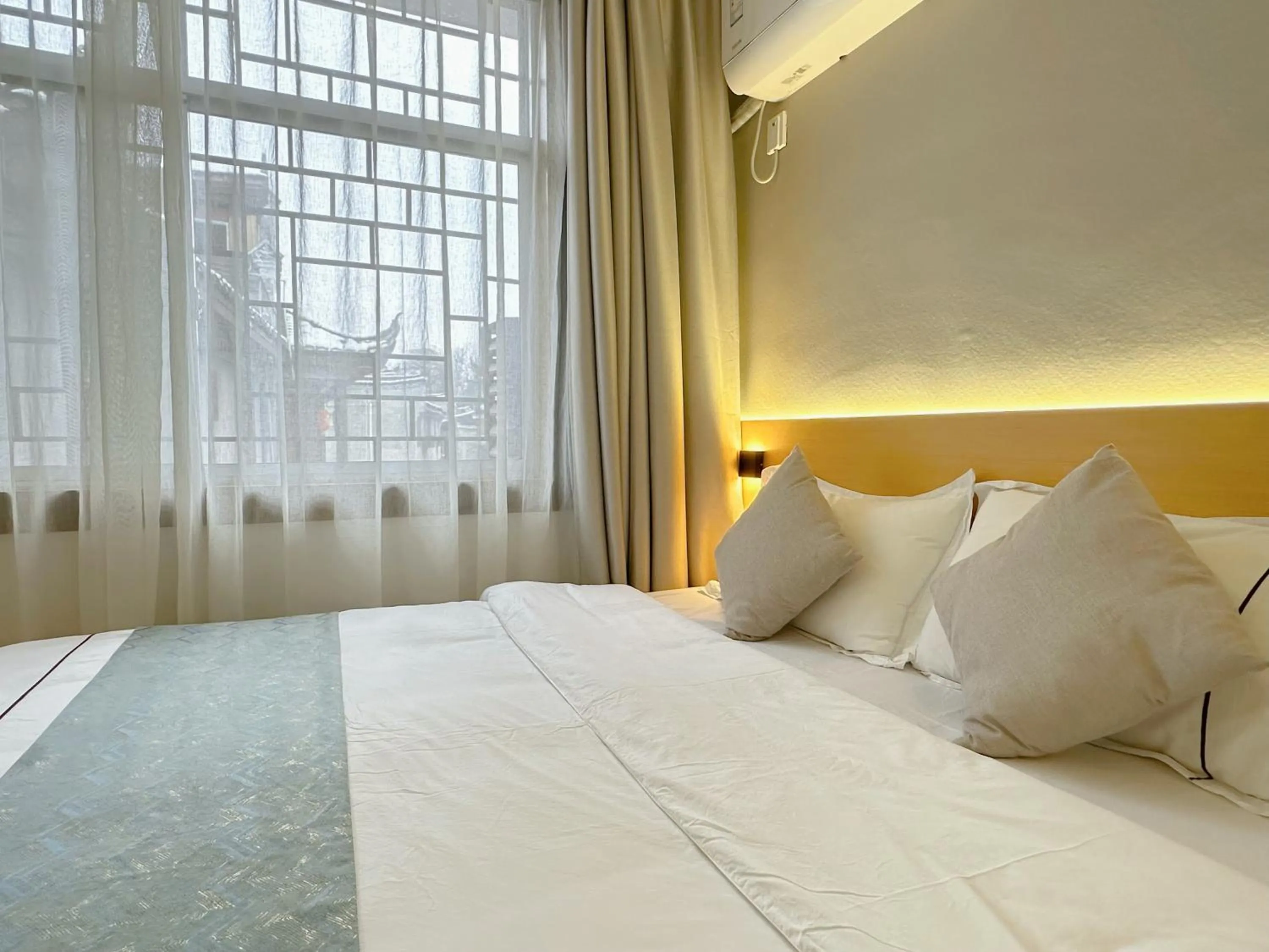 Photo of the whole room, Bed in Hemu House