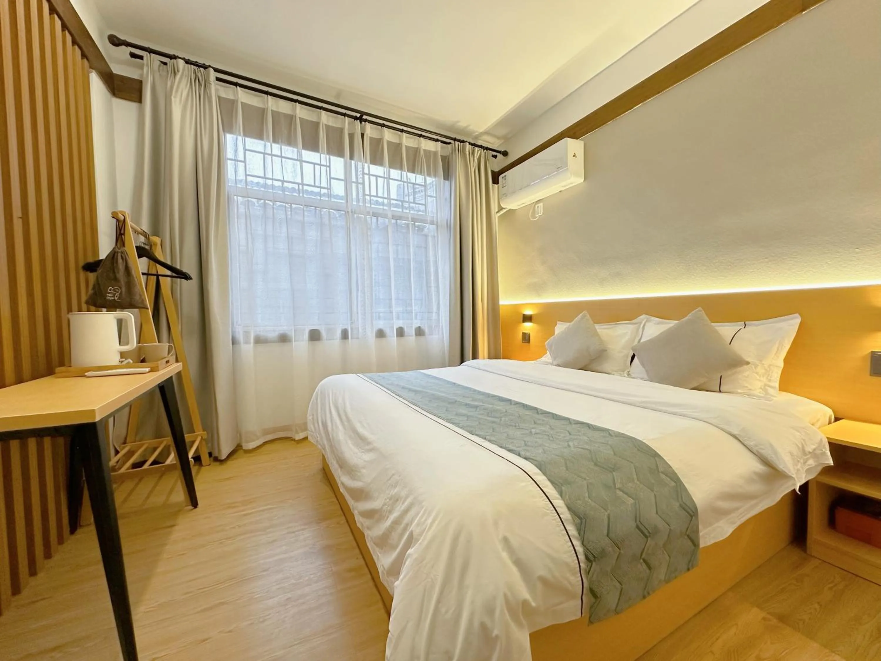 Photo of the whole room, Bed in Hemu House