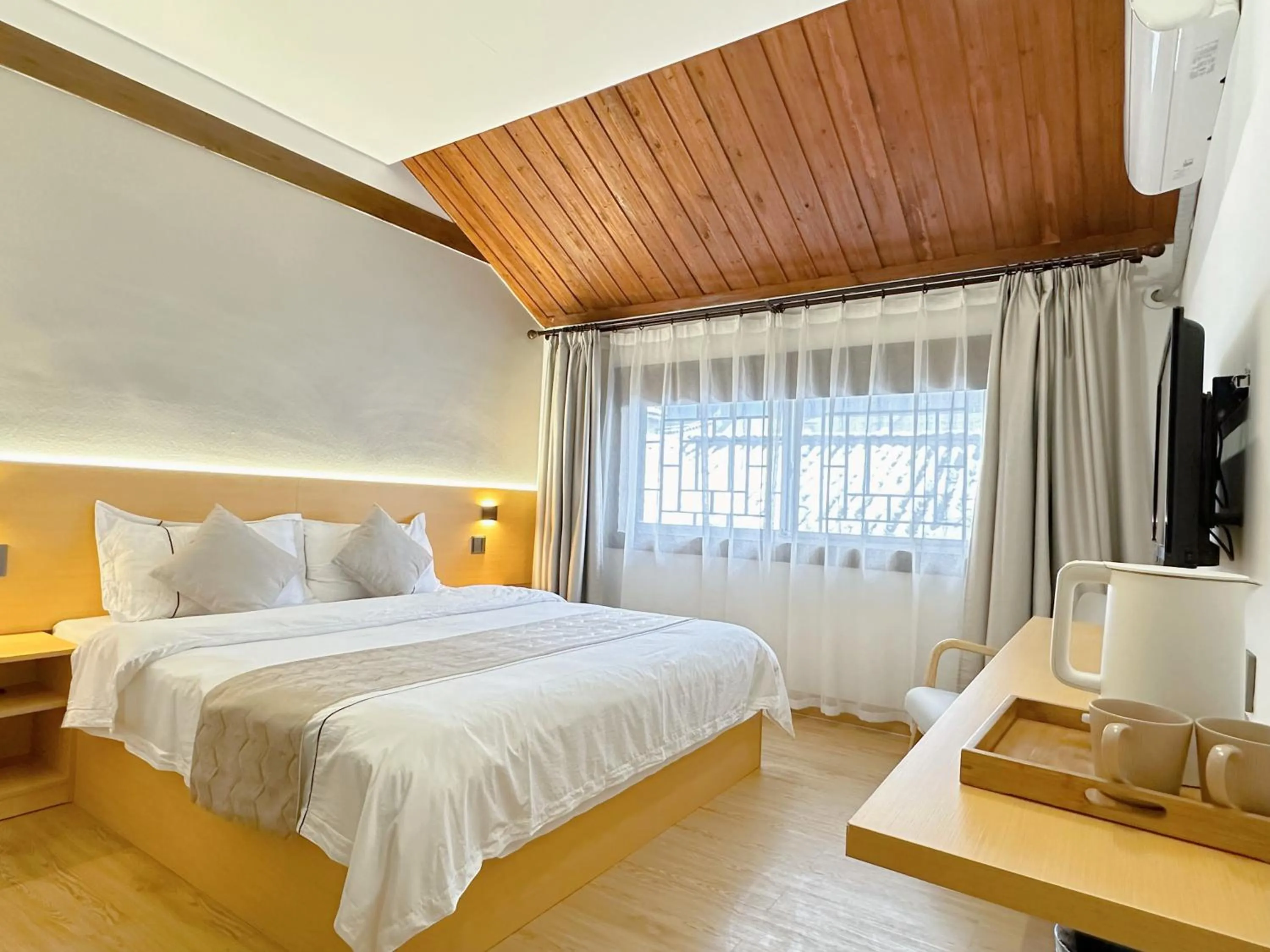 Photo of the whole room, Bed in Hemu House