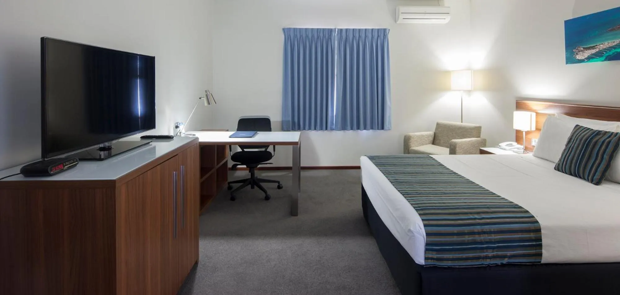 Bed in Ocean Centre Hotel