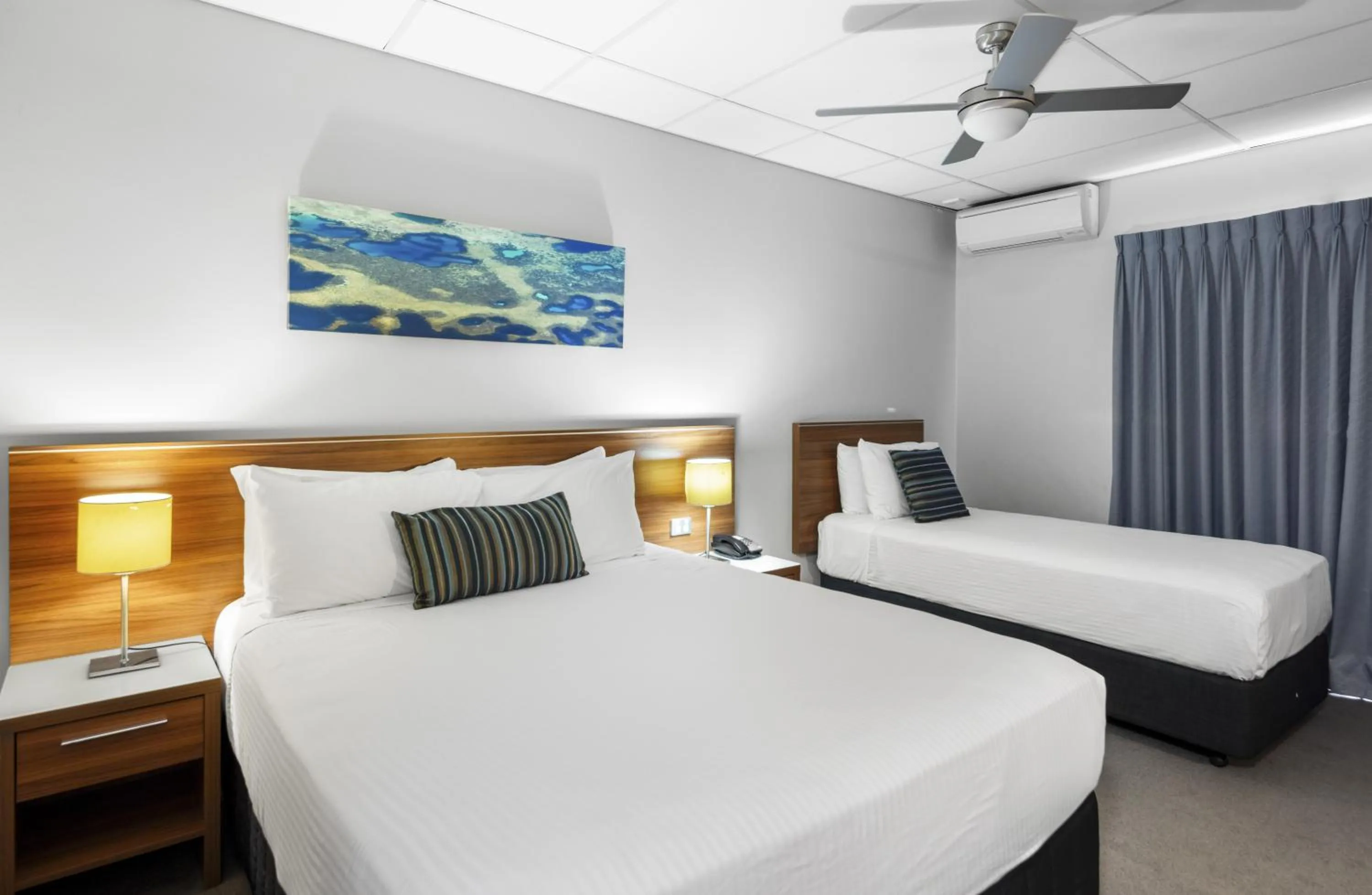 Bed in Ocean Centre Hotel