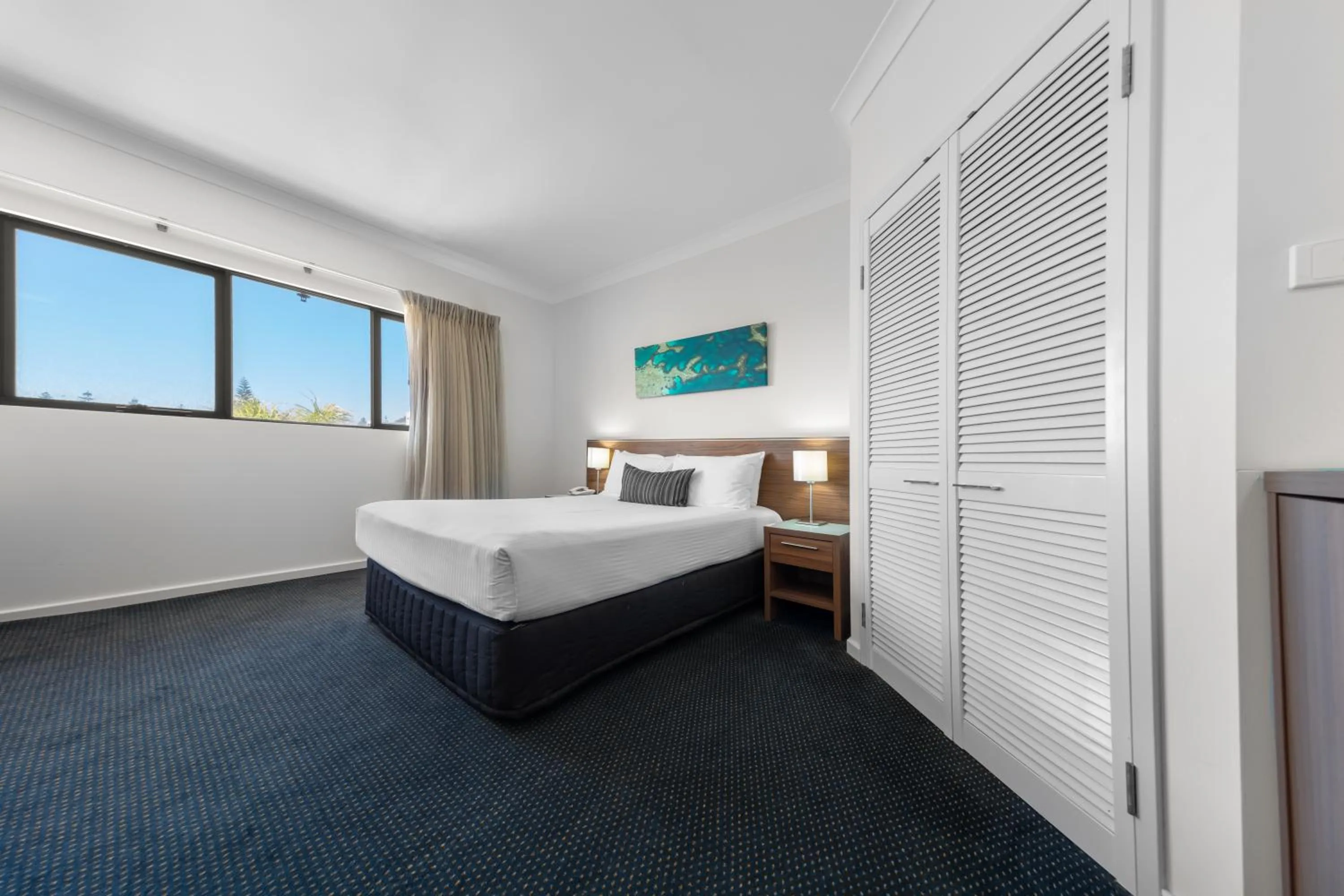 View (from property/room), Bed in Ocean Centre Hotel