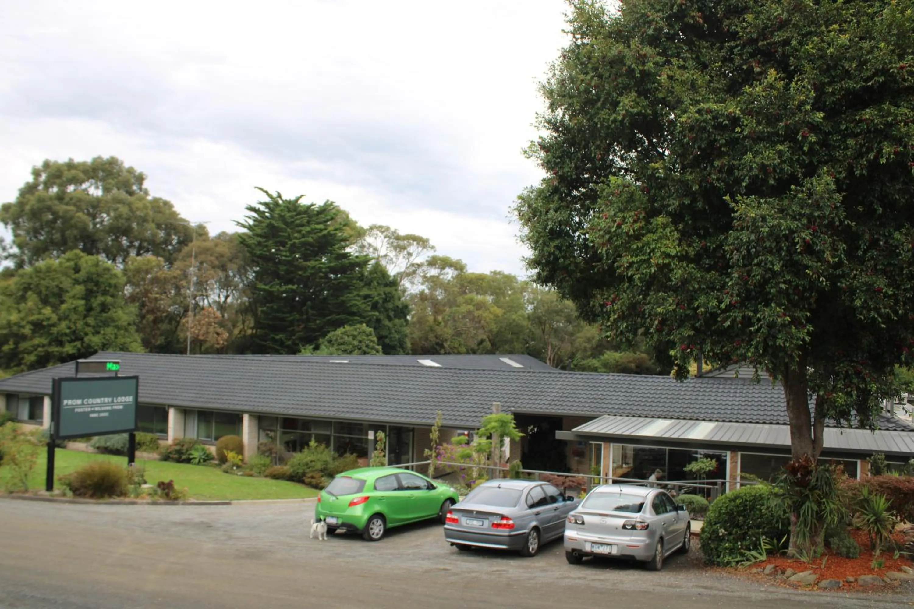 Facade/entrance in Prom Country Lodge