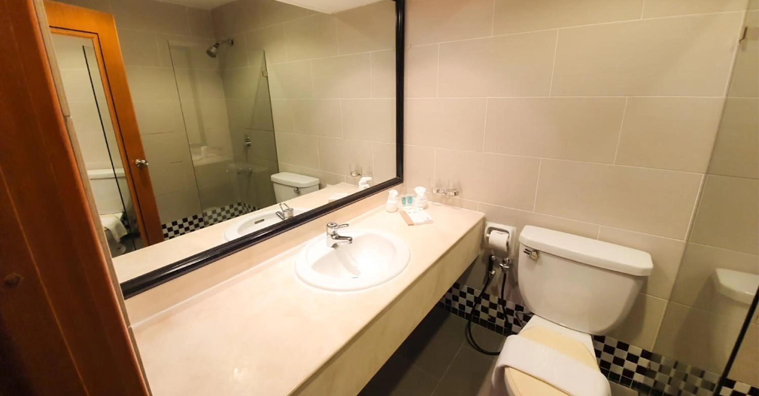 Bathroom in Parkview Hotel