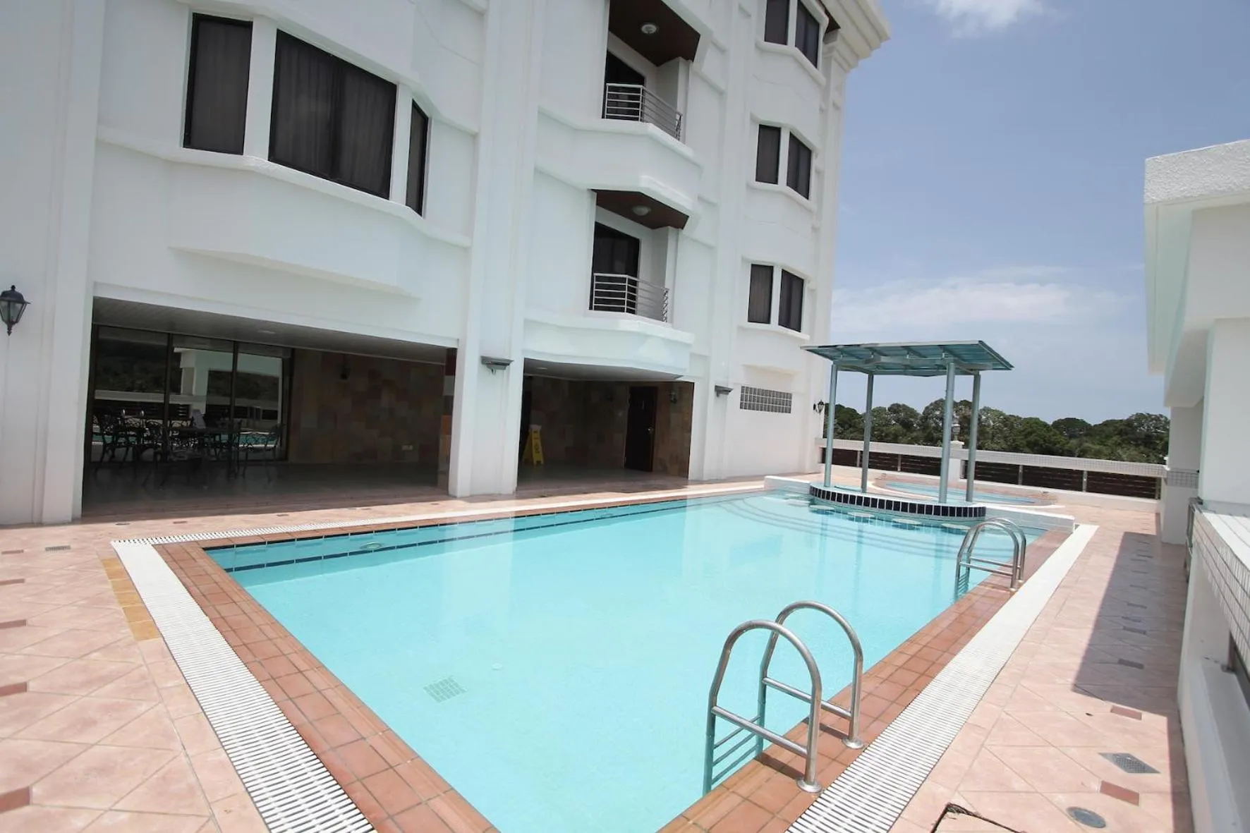 Swimming pool in Parkview Hotel