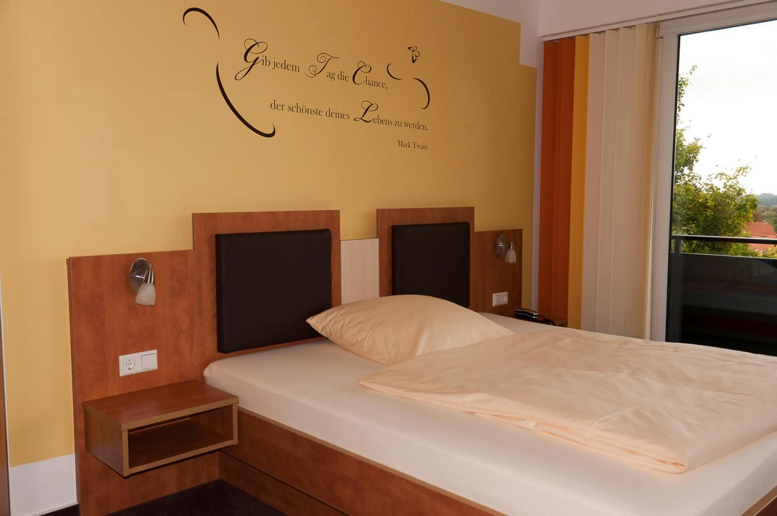 Bed in Hotel Haus Deutsch Krone