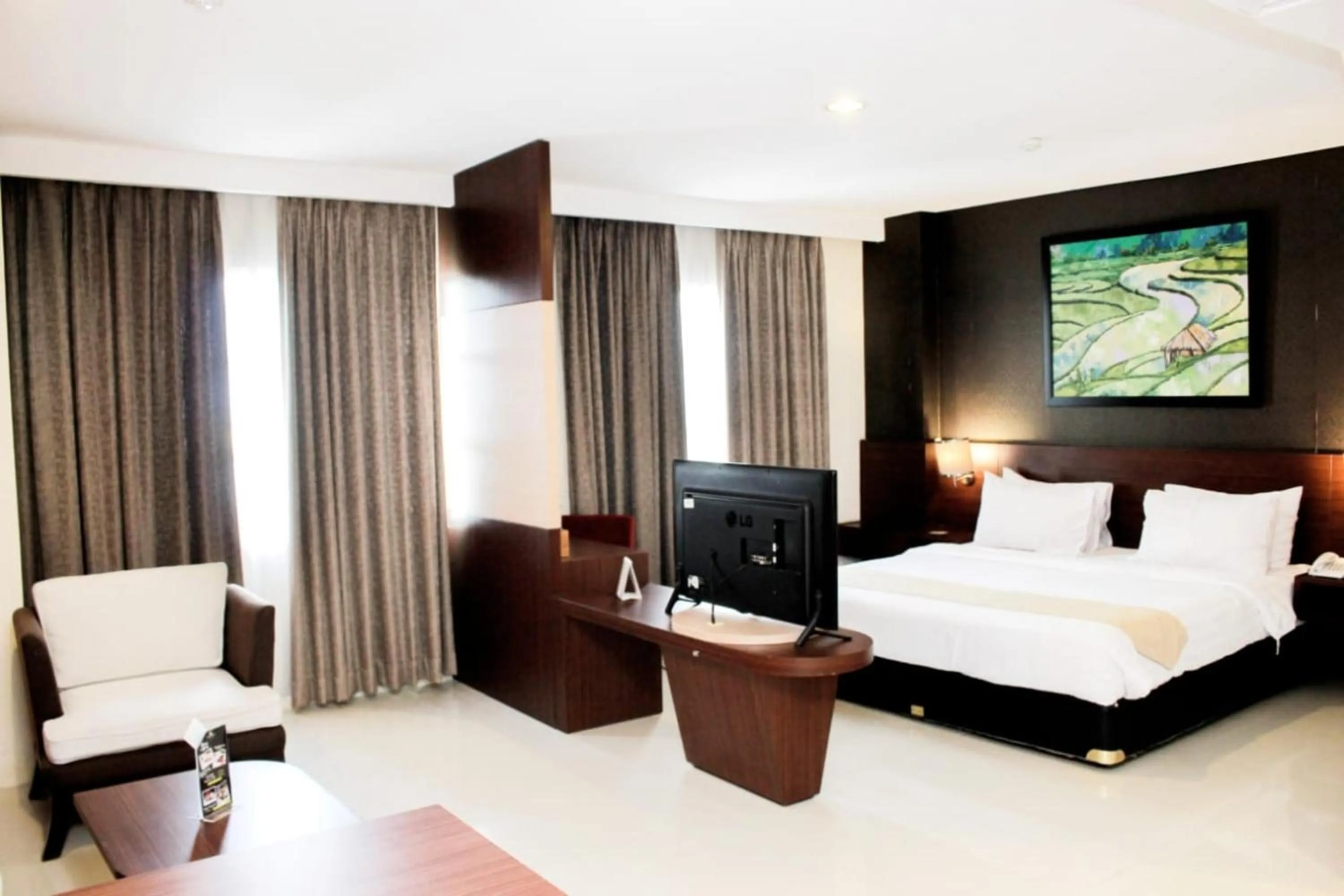 Bed in Noormans Hotel Semarang