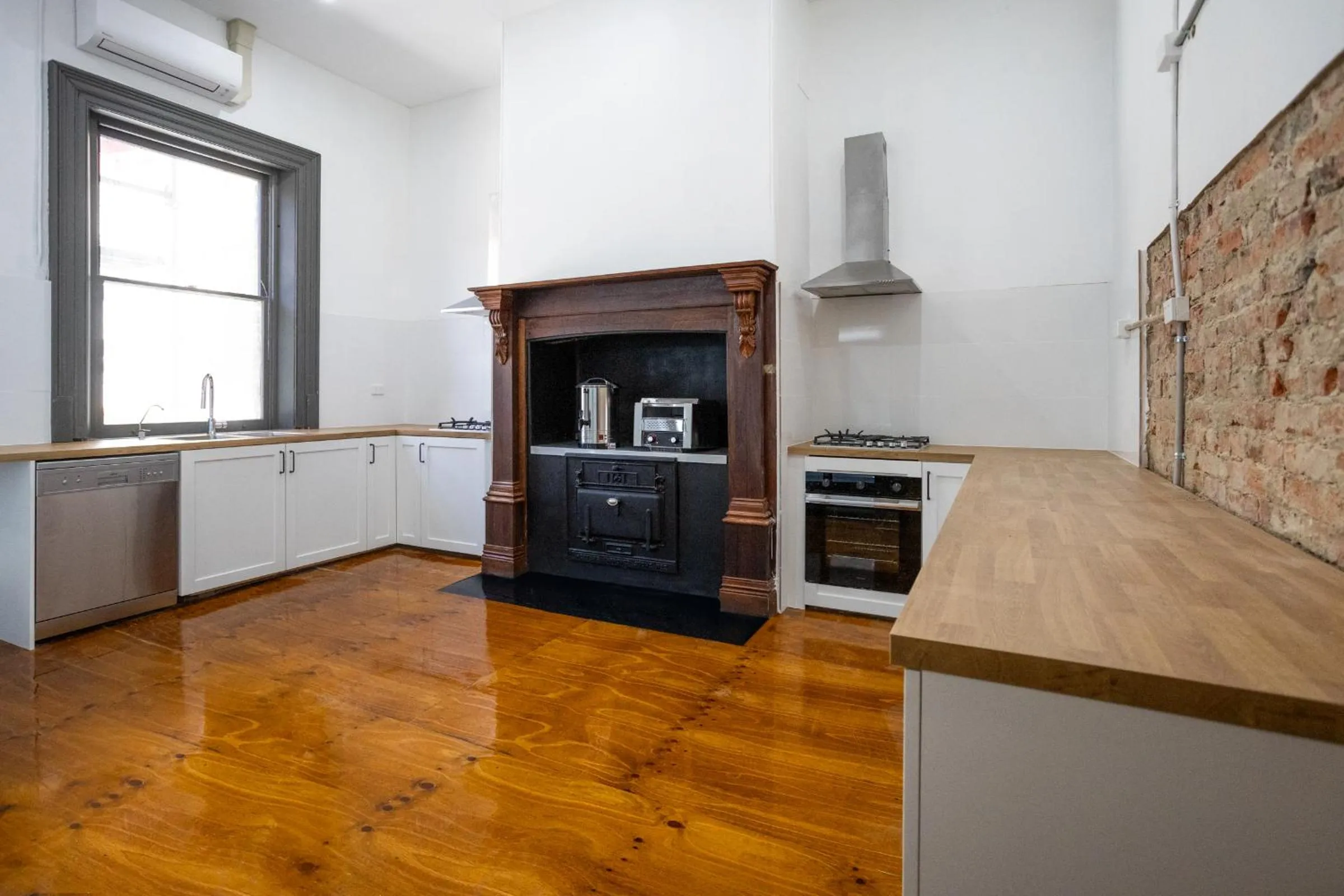 Kitchen or kitchenette in Base Camp Hostel