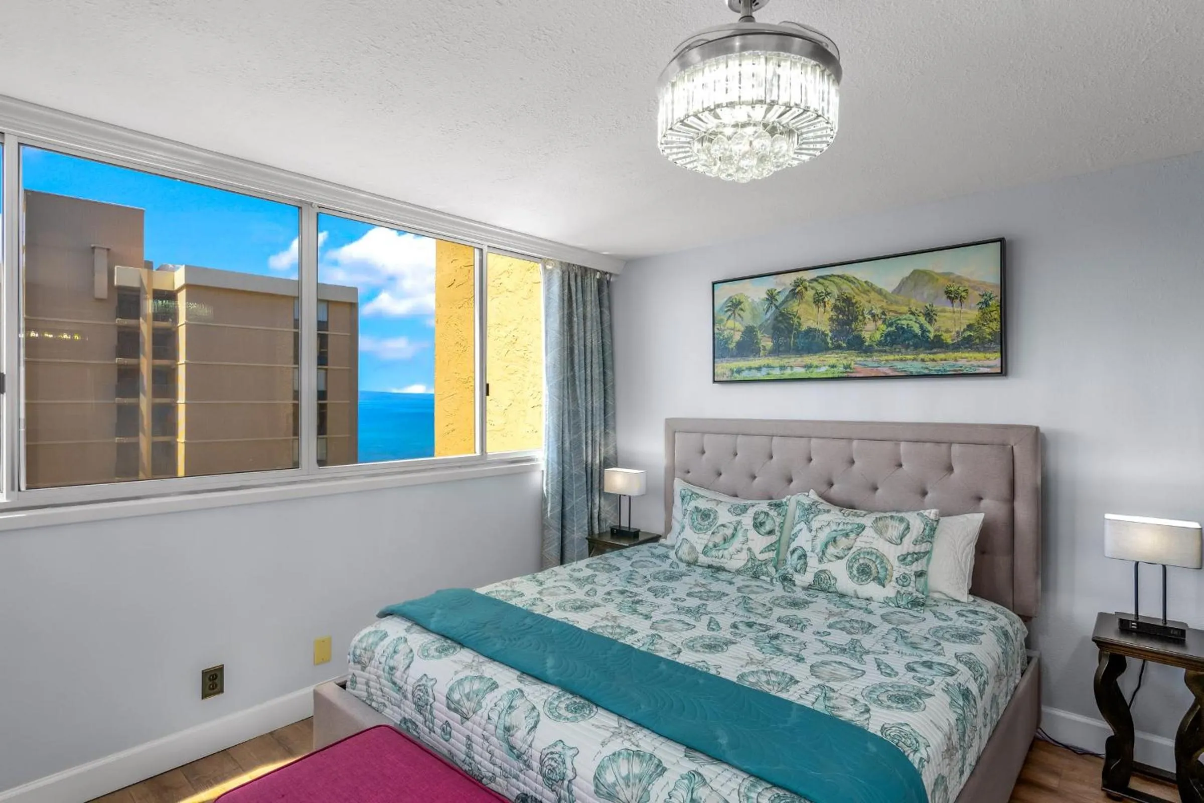 Photo of the whole room, Bed in Royal Kahana 920