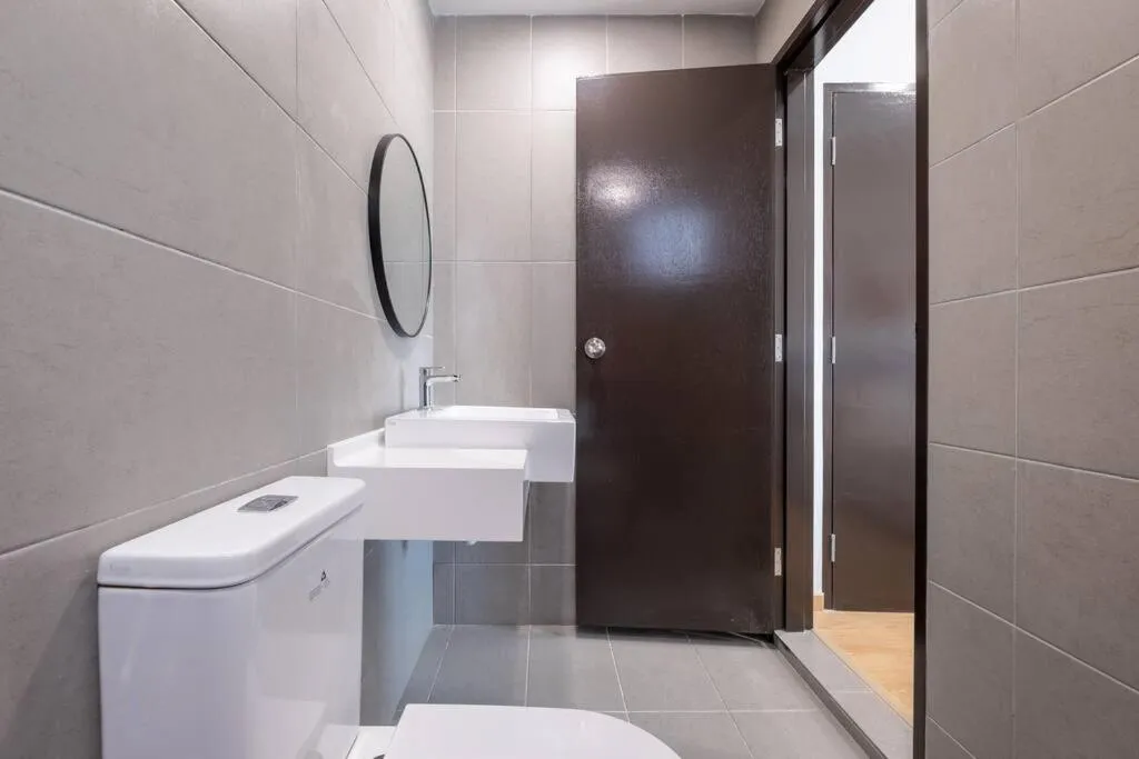 Bathroom in Blissful Cottage@FeelHome/2BR,7pax,MRT 中文房东