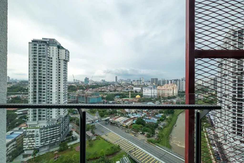 Balcony/Terrace in Blissful Cottage@FeelHome/2BR,7pax,MRT 中文房东