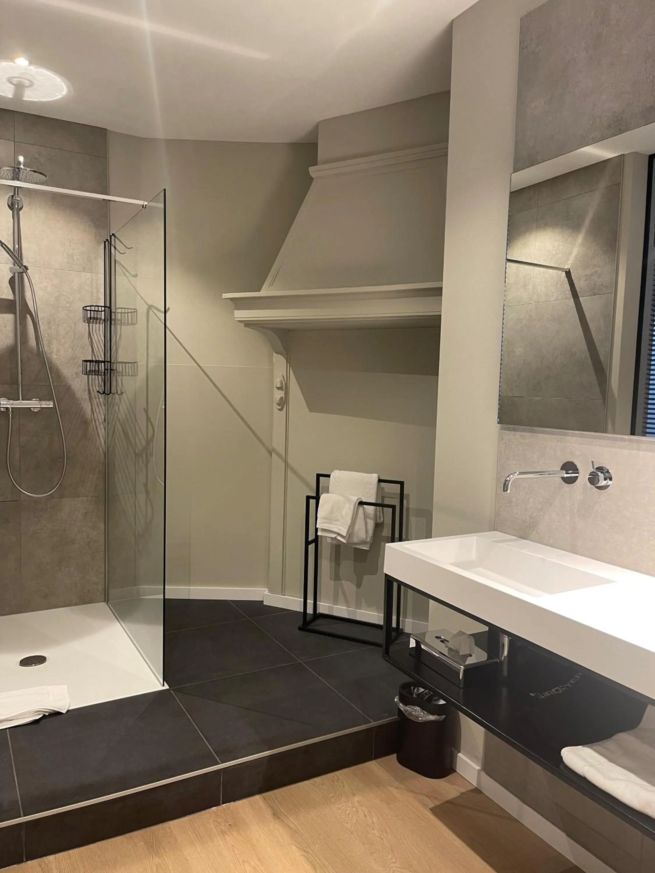 Shower in Hotel Au Quartier