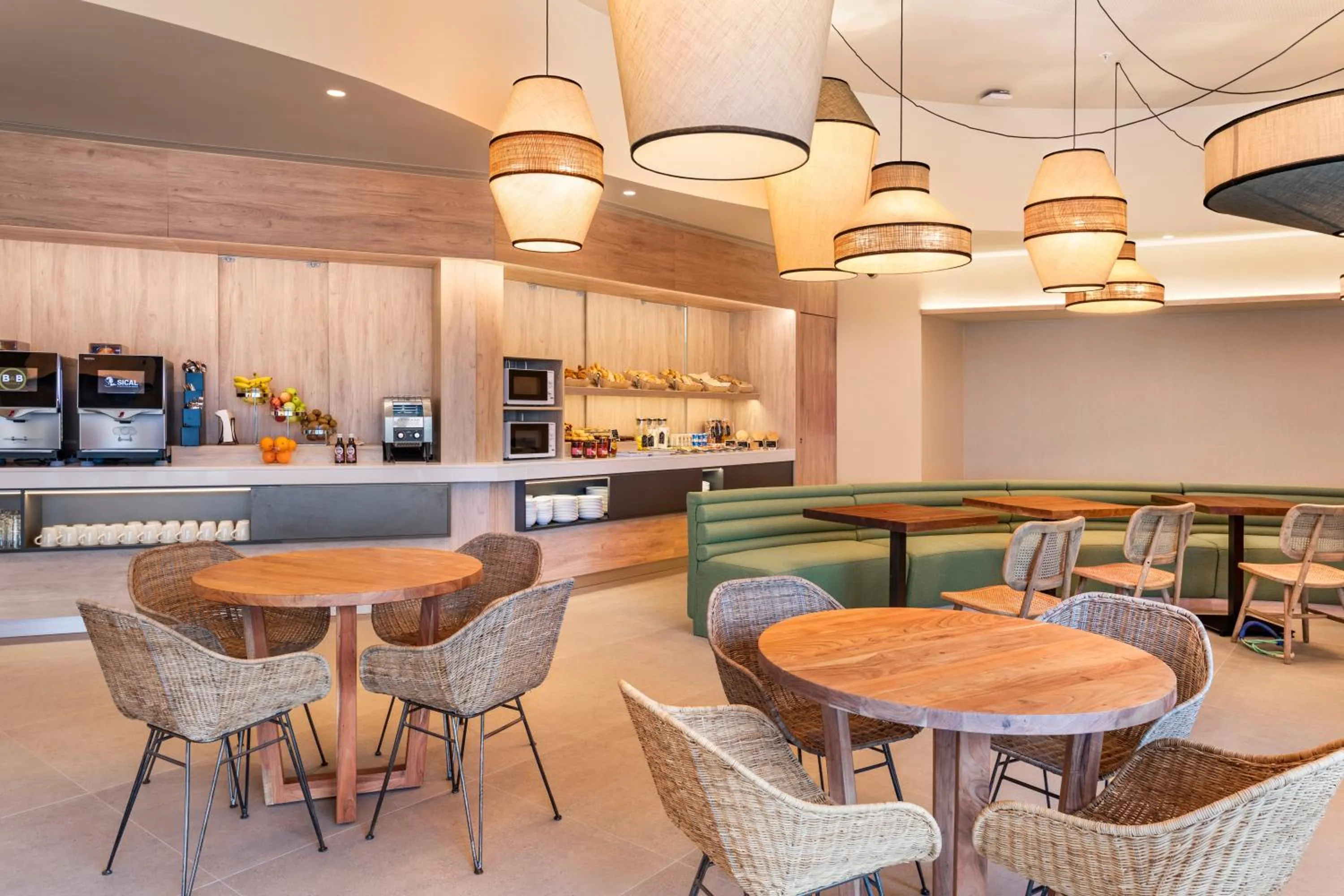 Restaurant/places to eat in B&B HOTEL Olhão Algarve