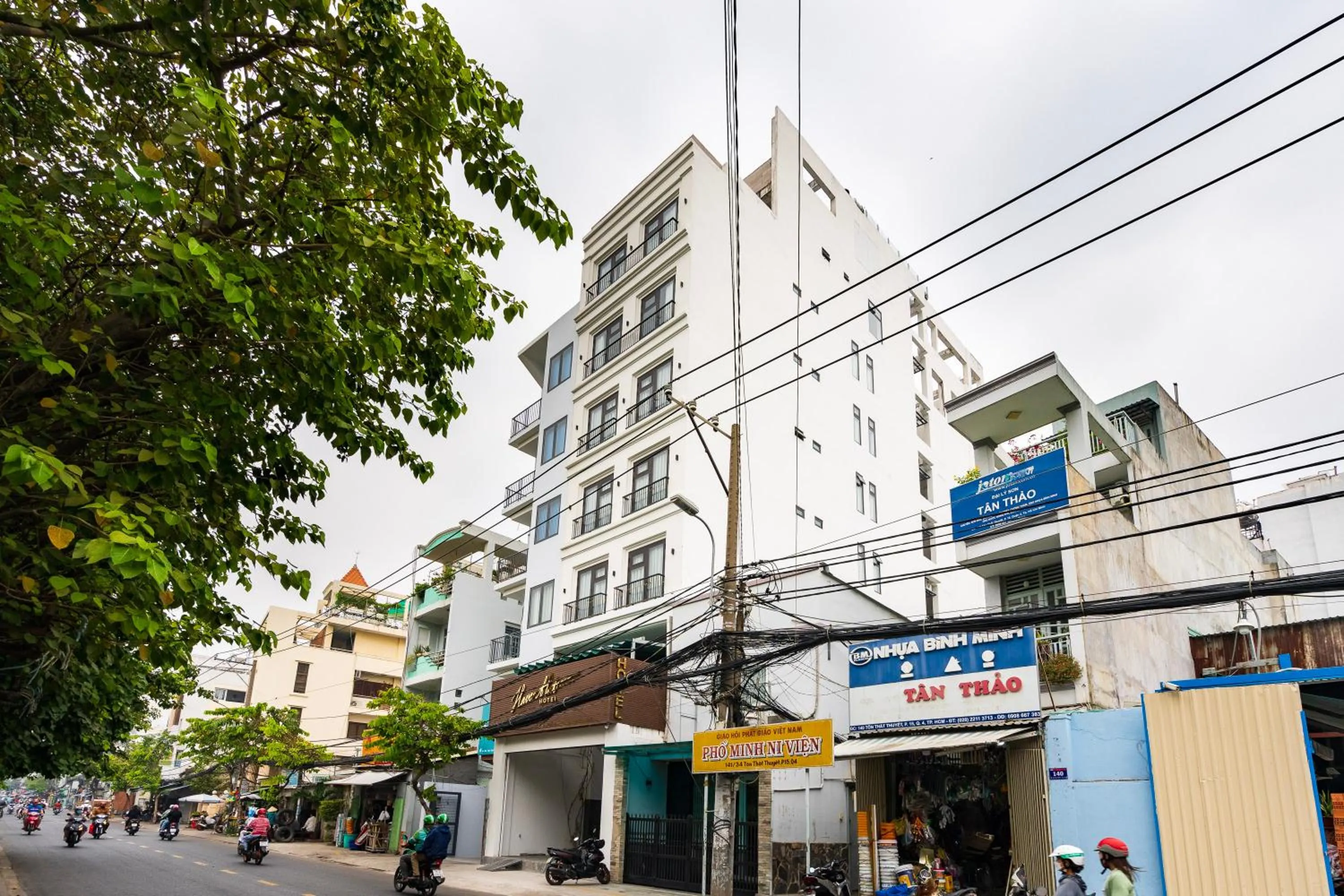 Property building in Haven Hut Riverside Hotel