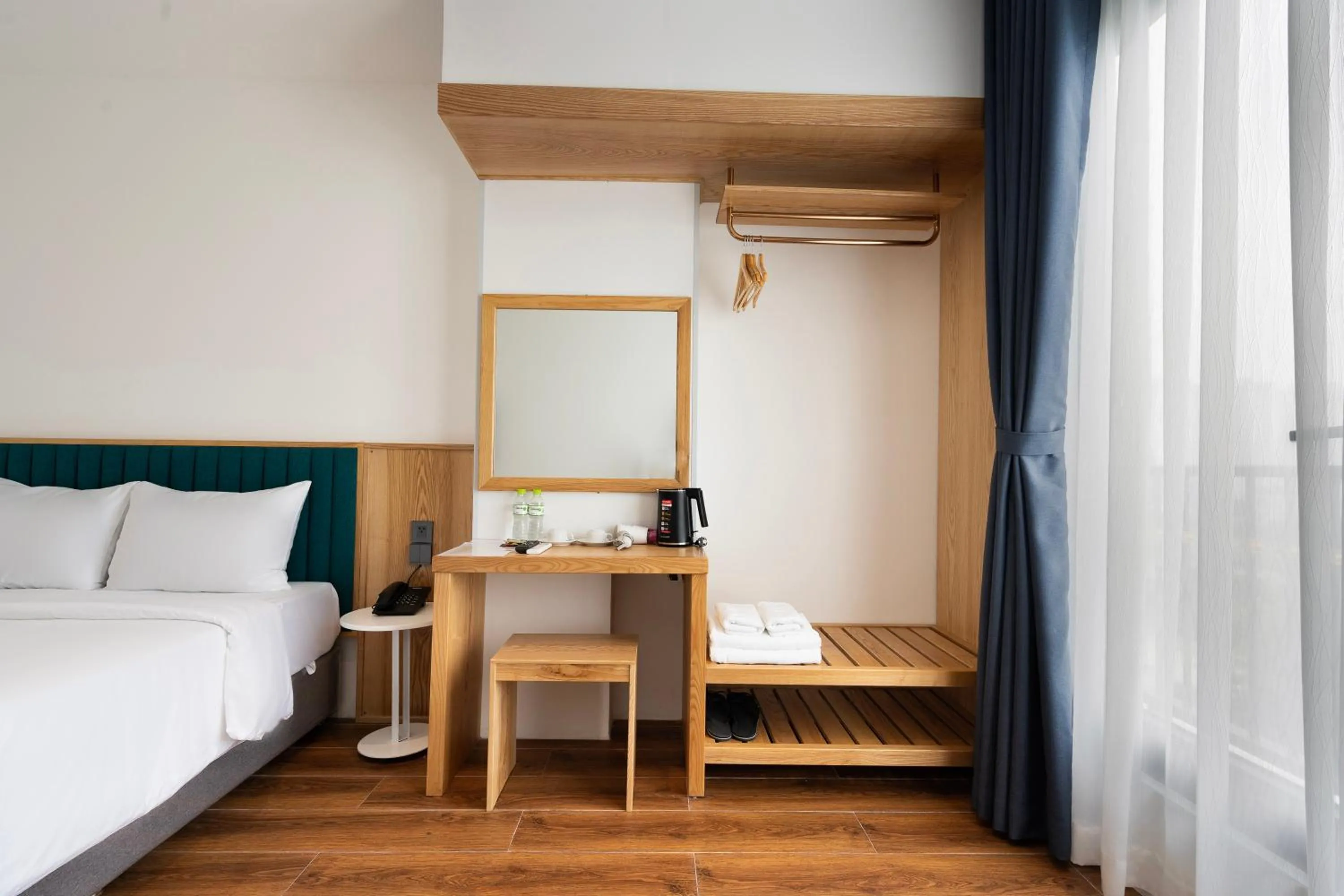 hair dresser, Bed in Haven Hut Riverside Hotel