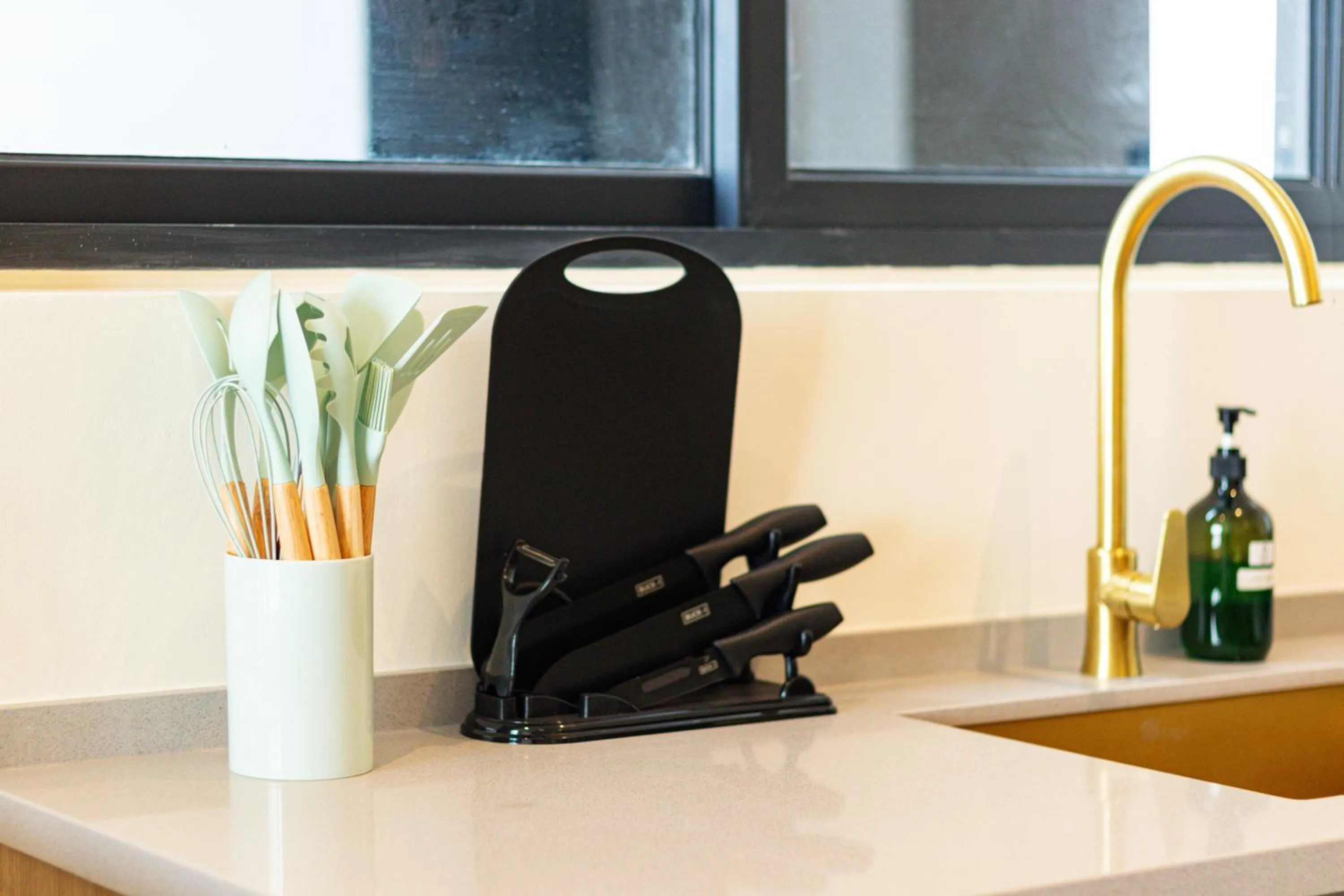 Kitchen or kitchenette in Urban Suites, Classic Collection by Stellar ALV