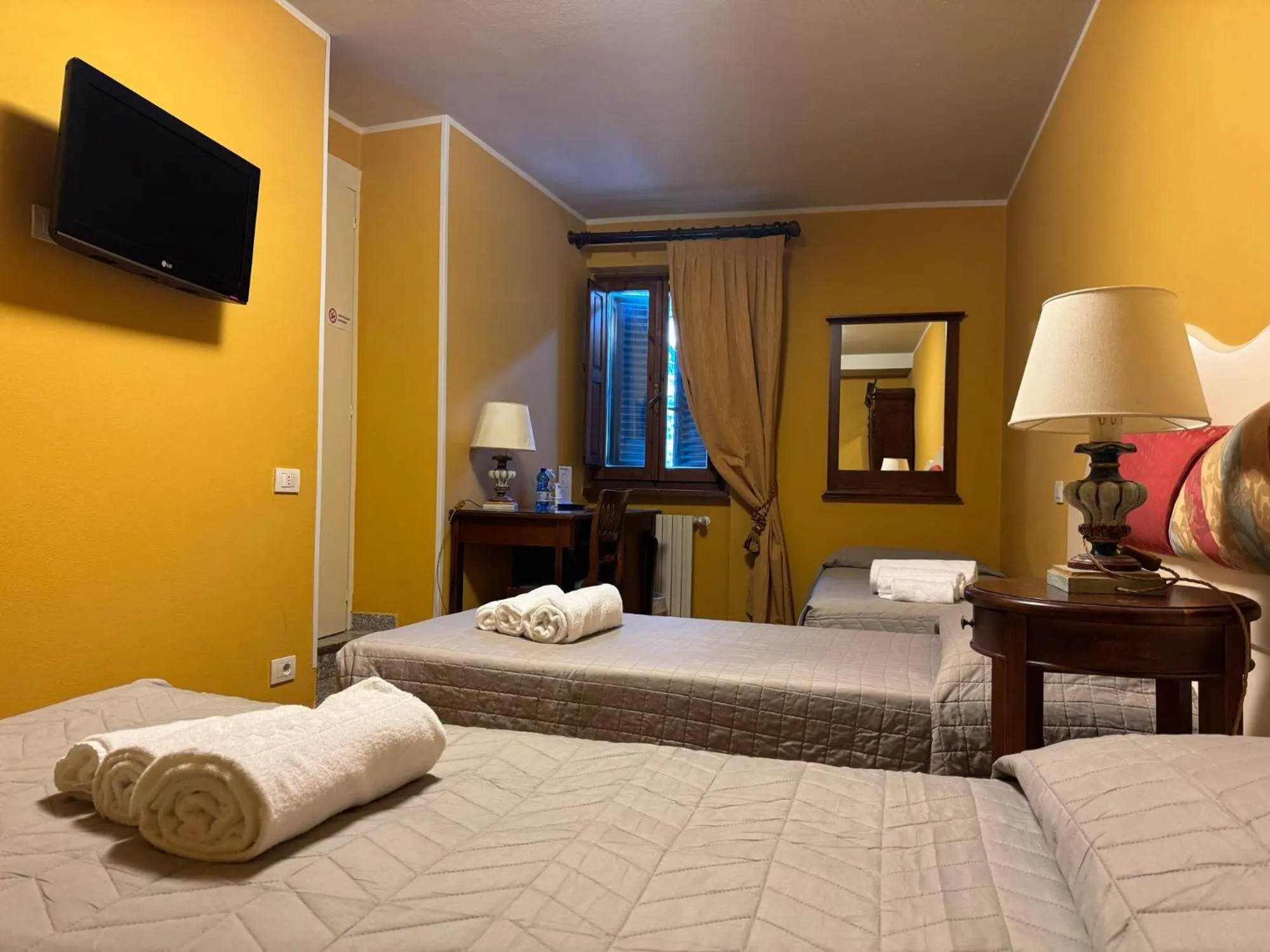 TV and multimedia, Bed in Albergo Roma