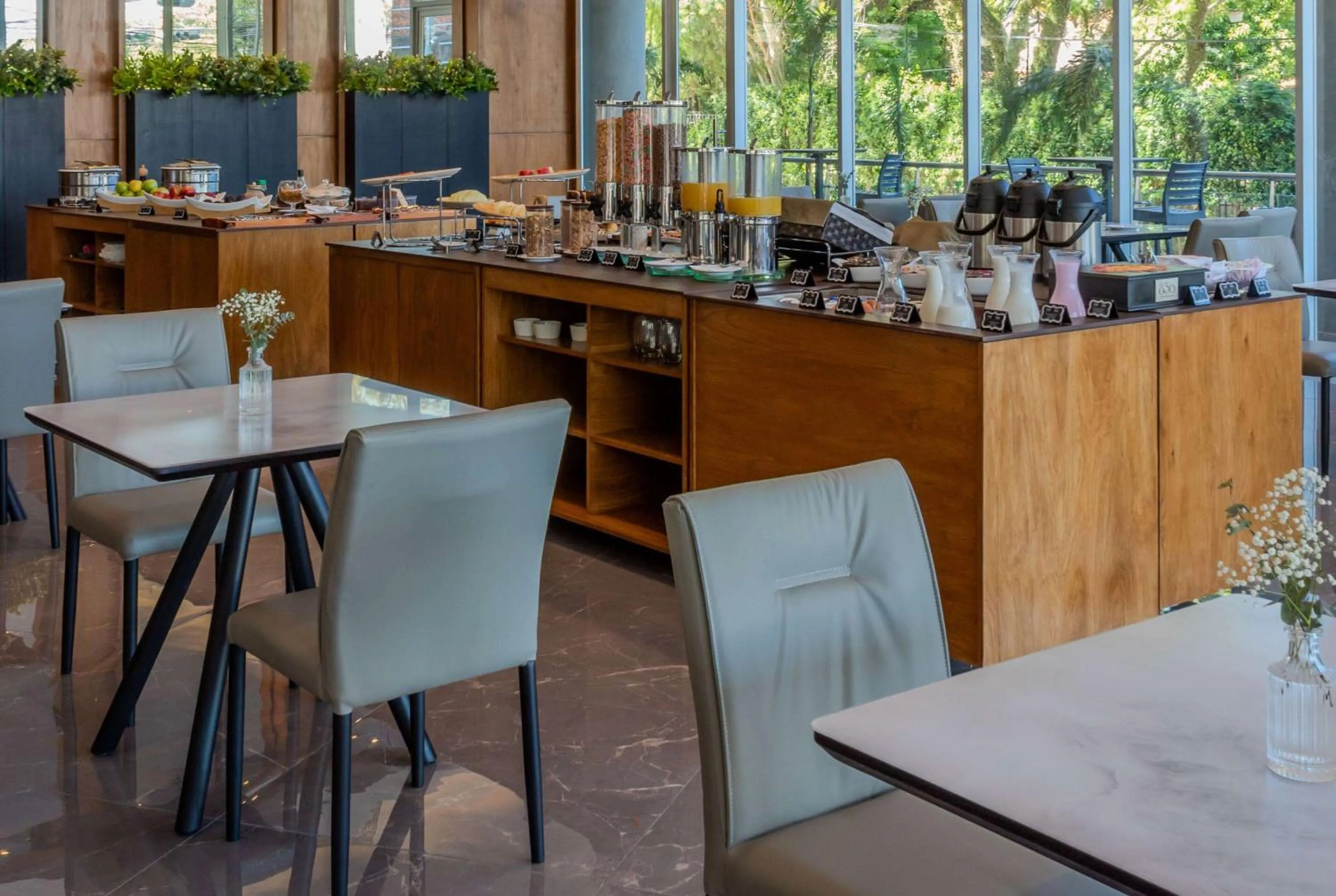 Restaurant/places to eat in Tryp by Wyndham Asuncion