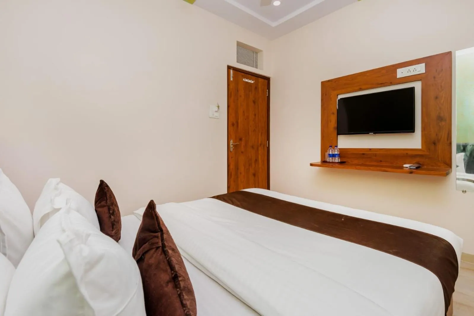 Communal lounge/ TV room, Bed in Hotel Raheja Residency
