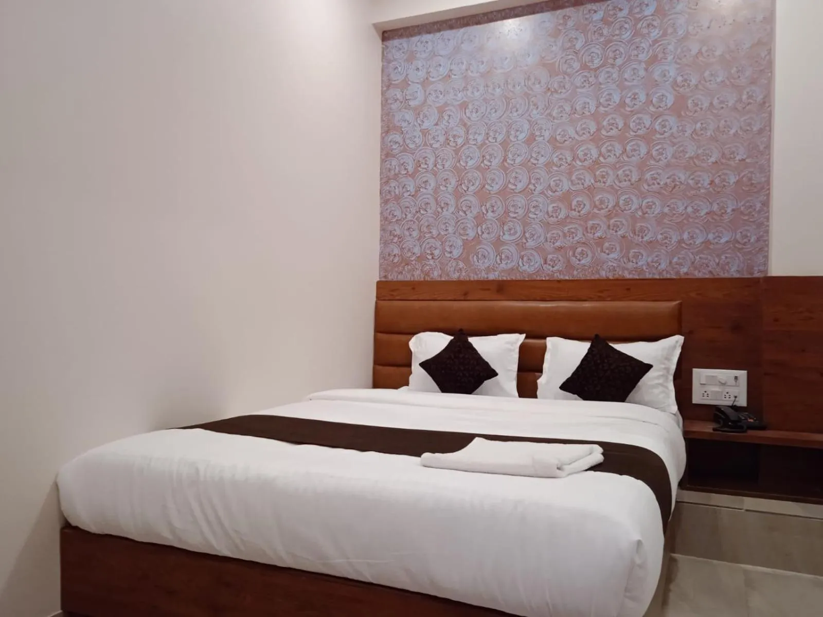 Bed in Hotel Raheja Residency