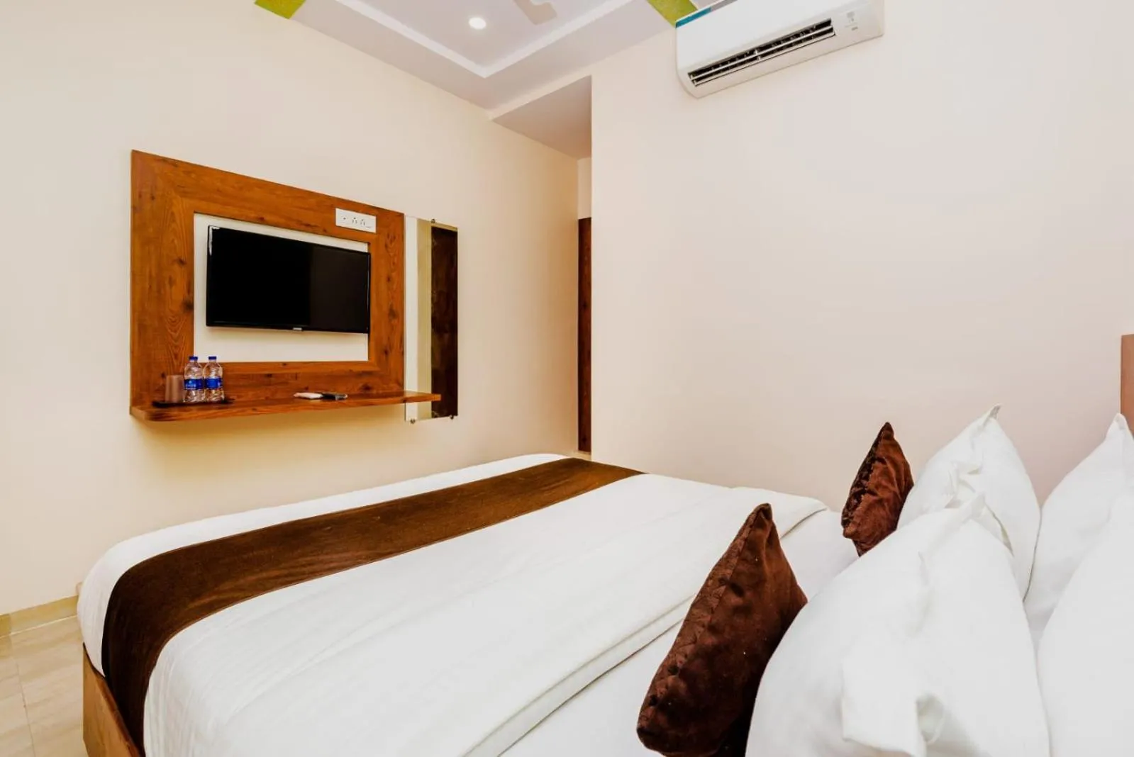 Bed in Hotel Raheja Residency