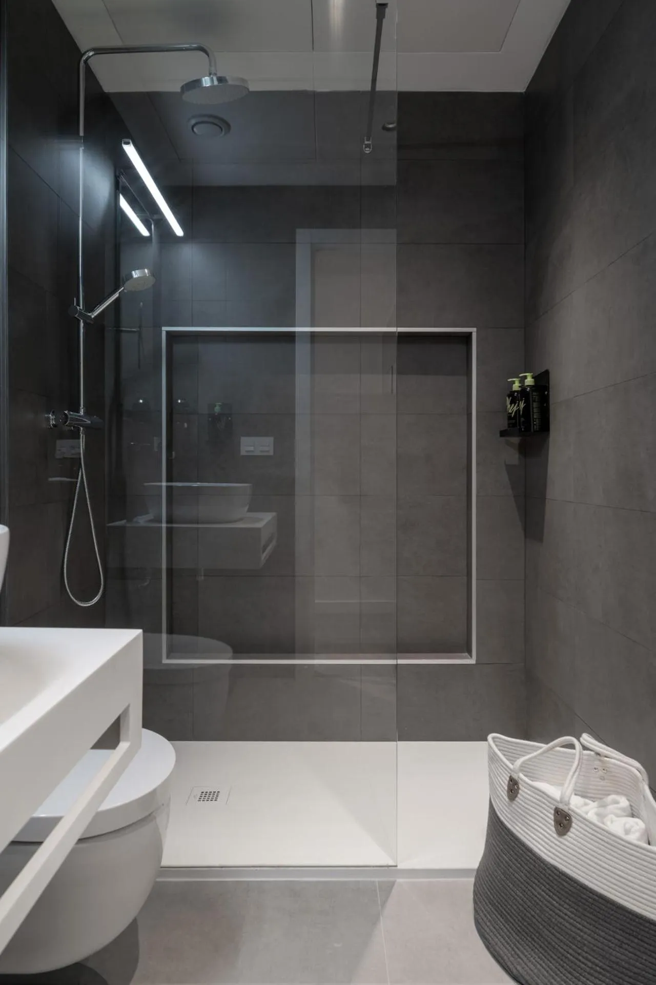 Shower in Limehome Sevilla Ronda de Capuchinos