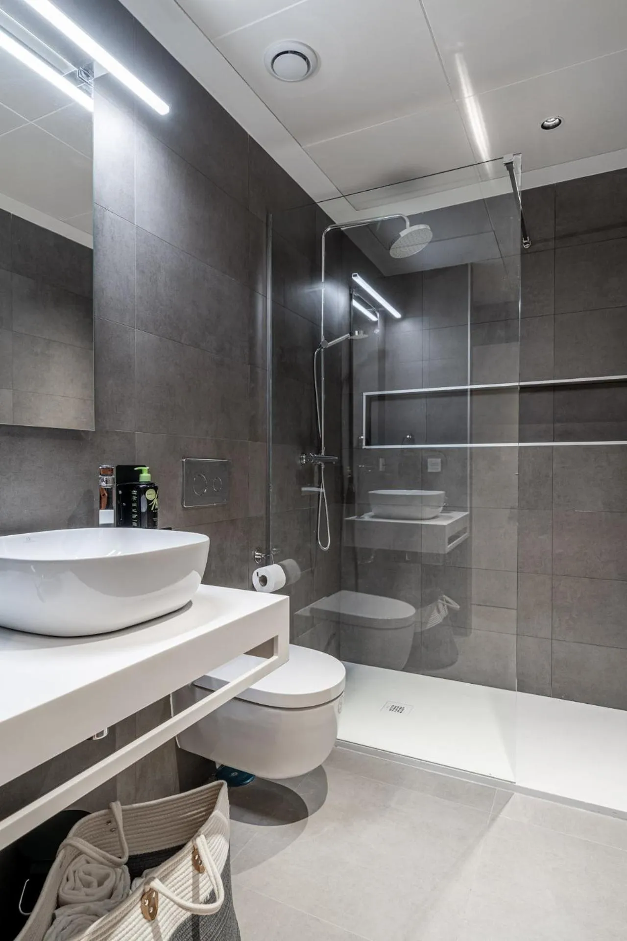 Shower in Limehome Sevilla Ronda de Capuchinos