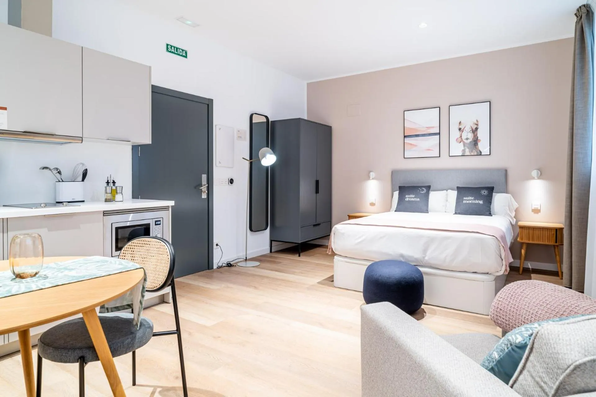 Kitchen or kitchenette, Bed in Limehome Sevilla Ronda de Capuchinos