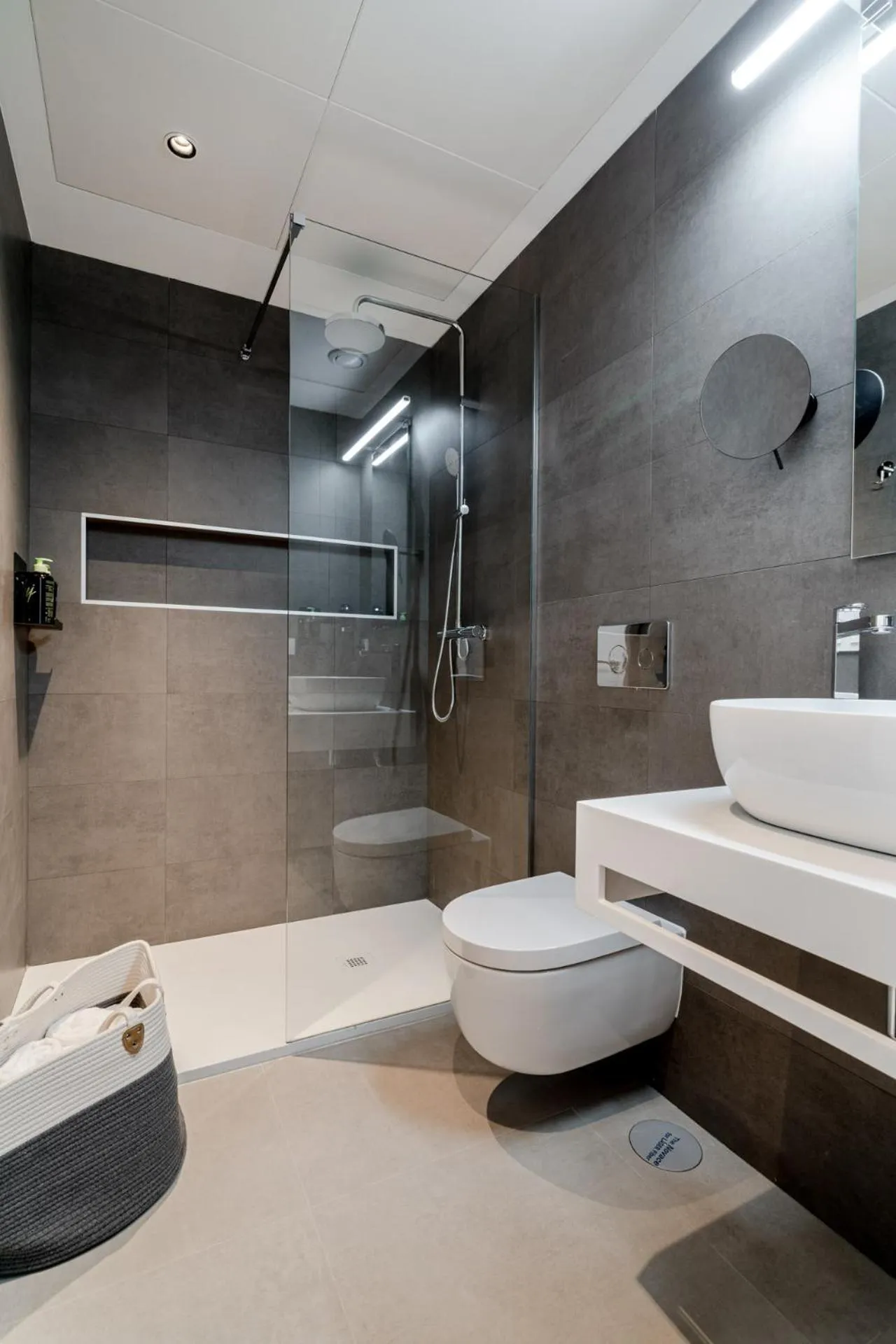 Shower in Limehome Sevilla Ronda de Capuchinos