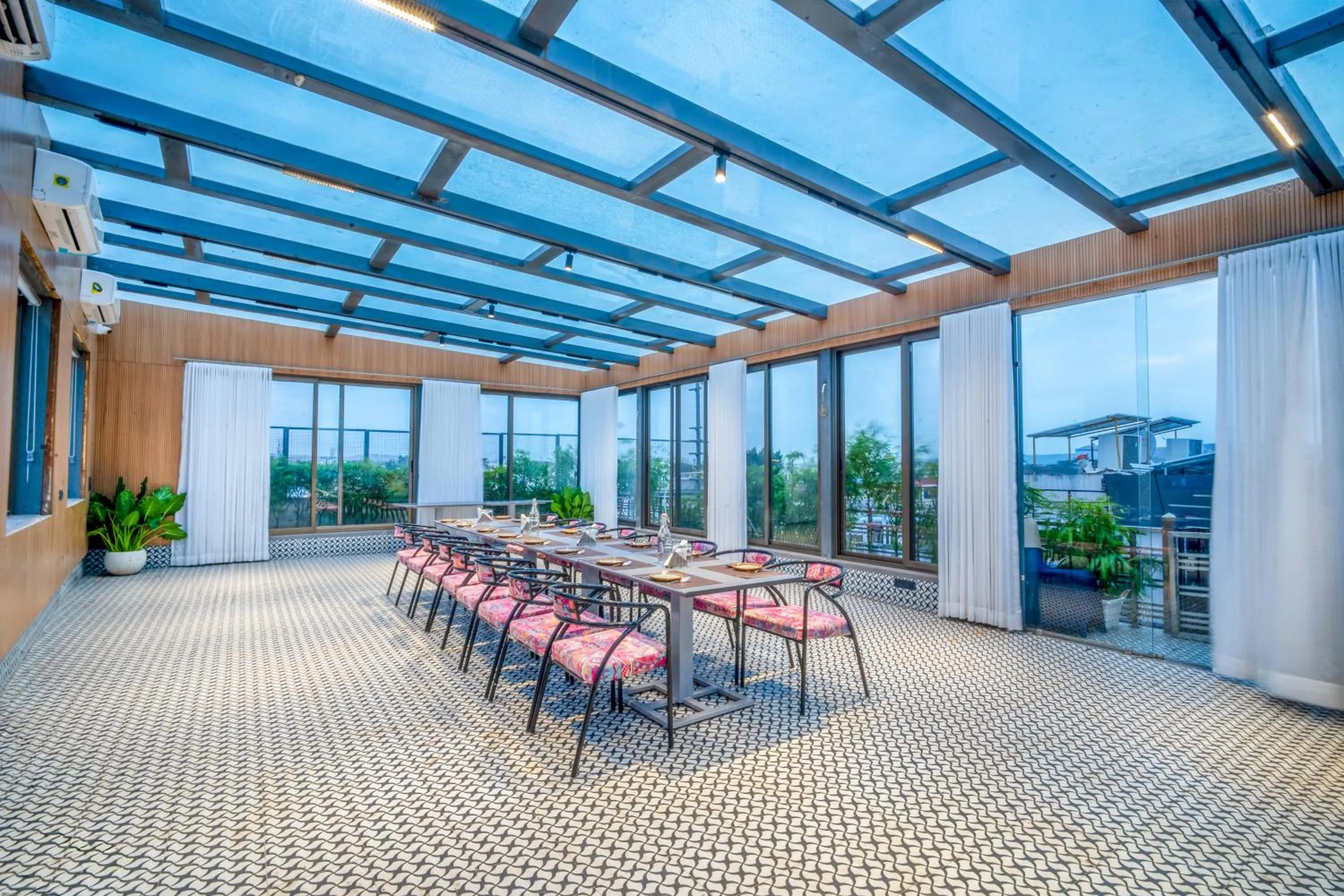 Restaurant/places to eat in The White Seasons