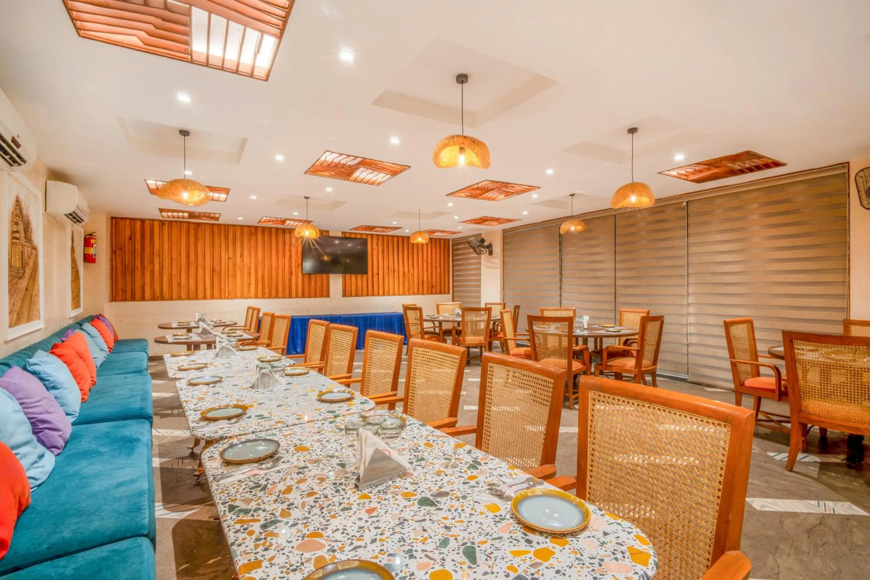 Restaurant/places to eat in The White Seasons