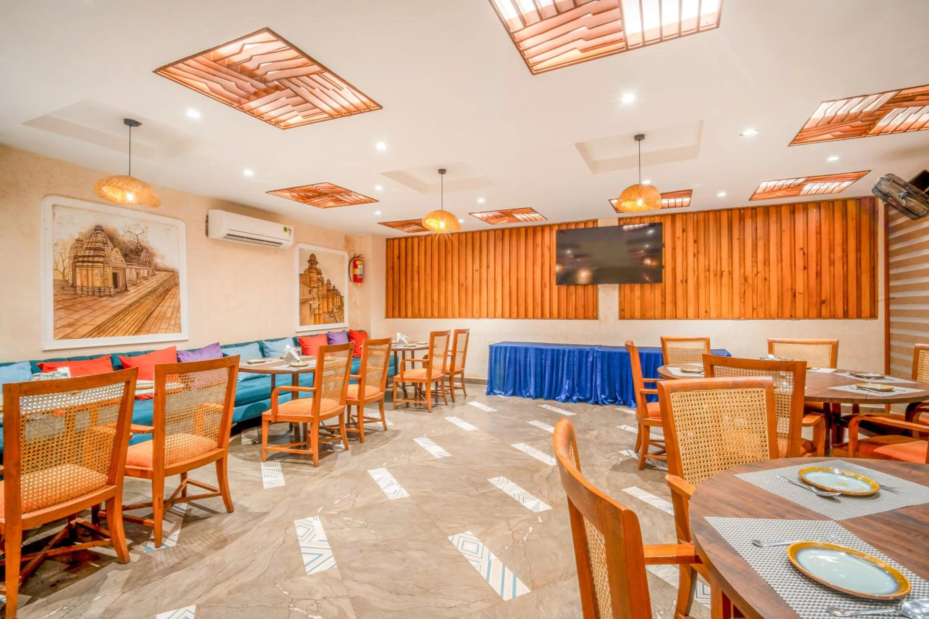 Restaurant/places to eat in The White Seasons