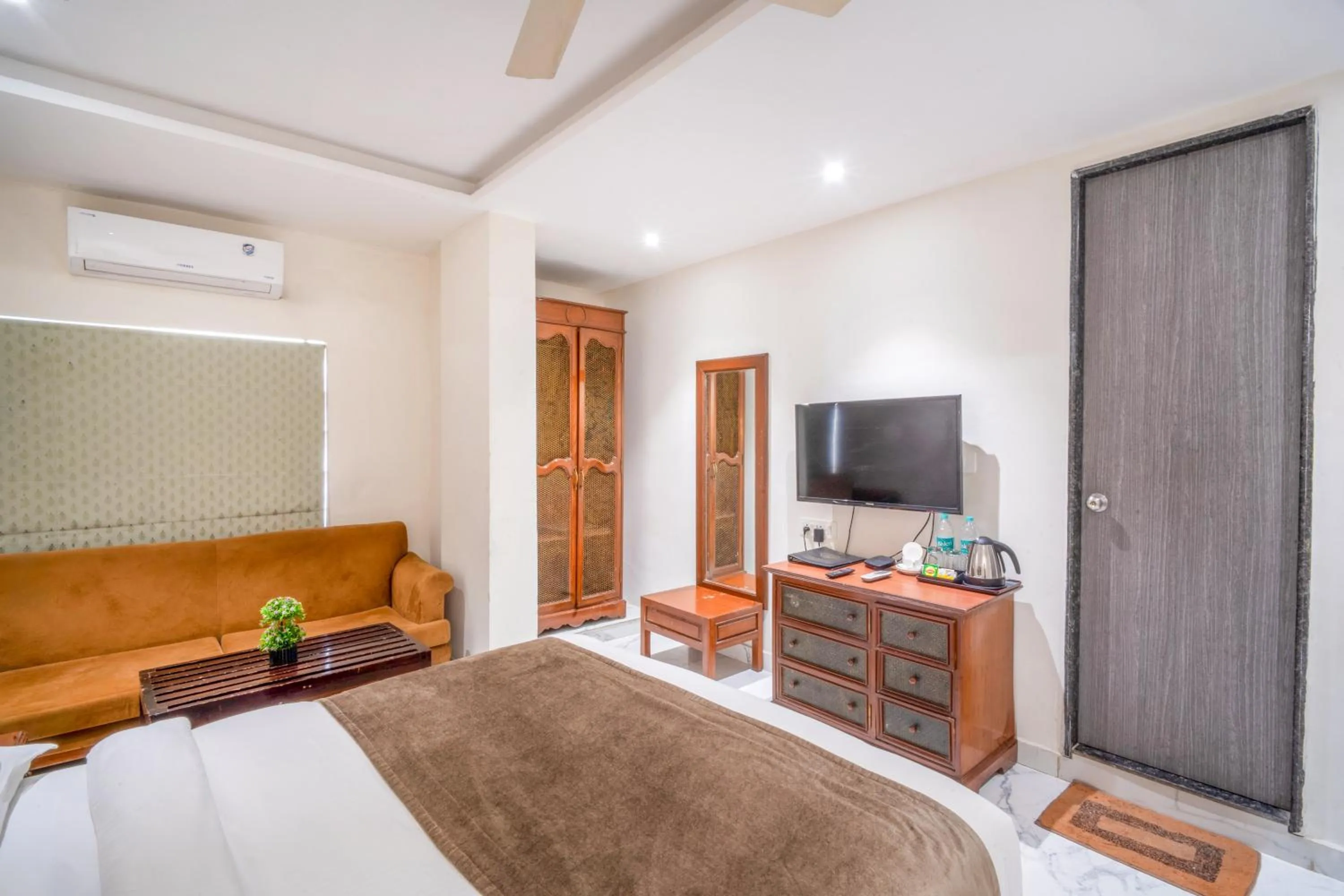 Living room, Bed in The White Seasons