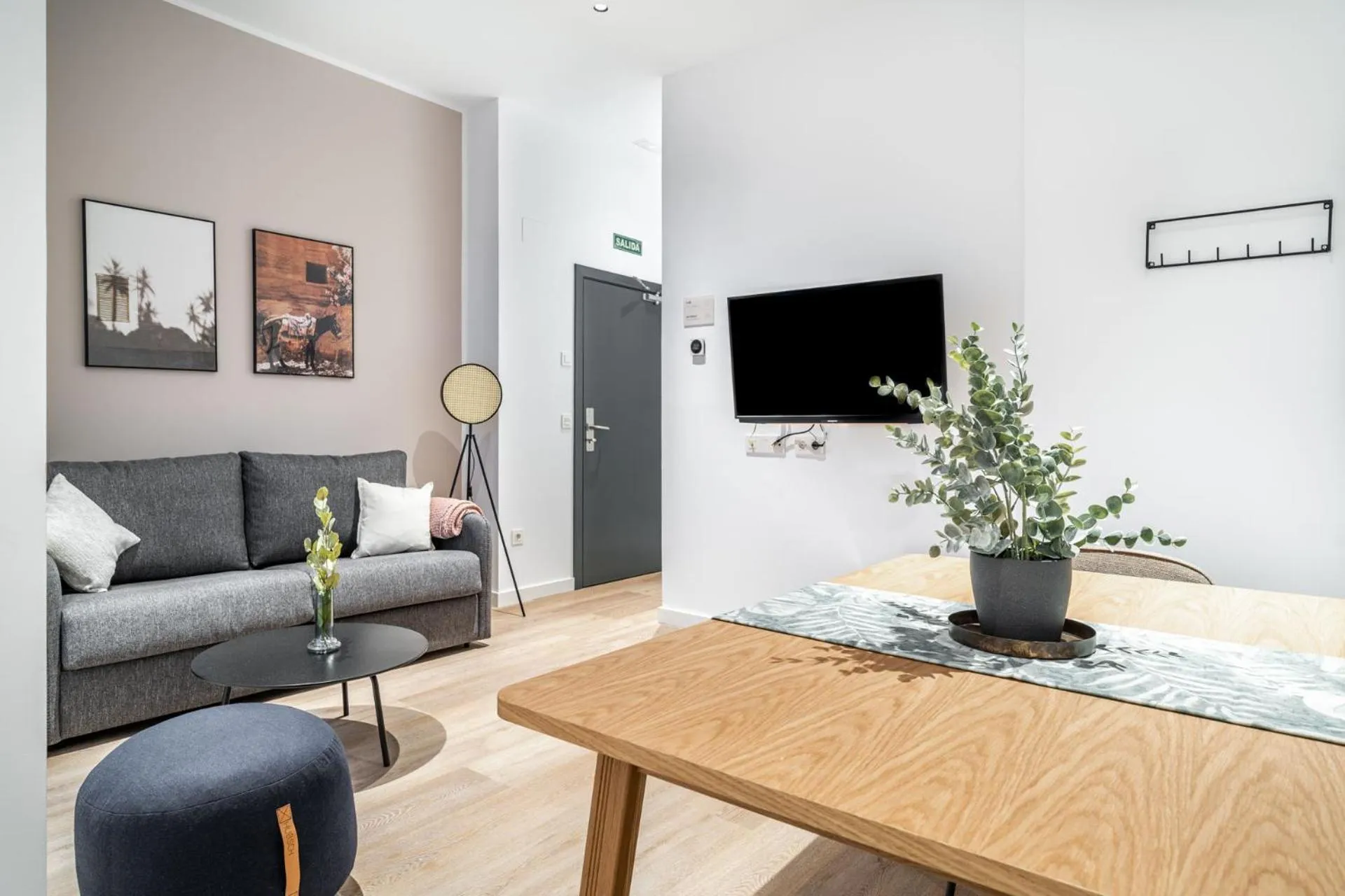 TV and multimedia in Limehome Sevilla Calle Granada