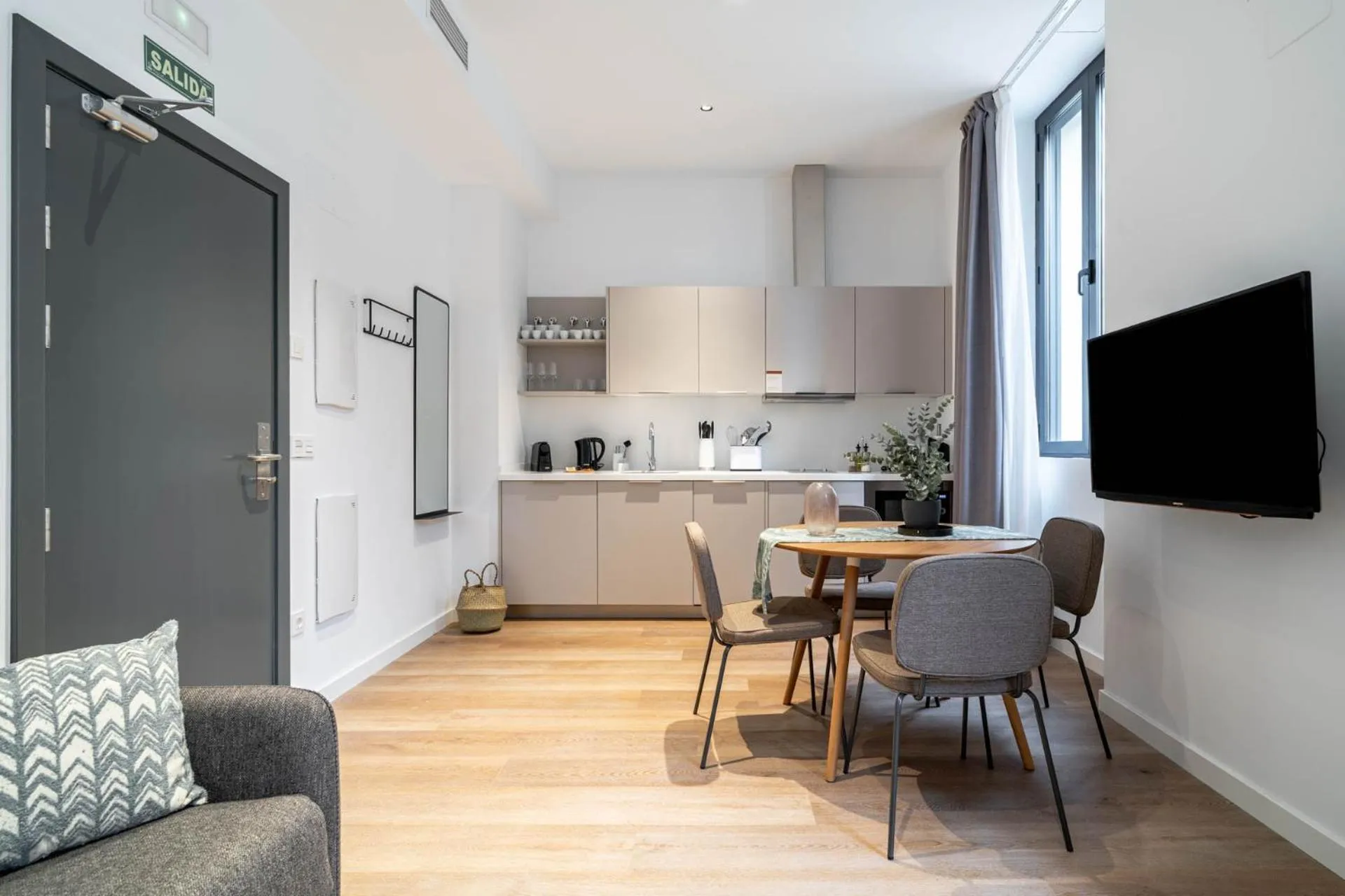 TV and multimedia in Limehome Sevilla Calle Granada