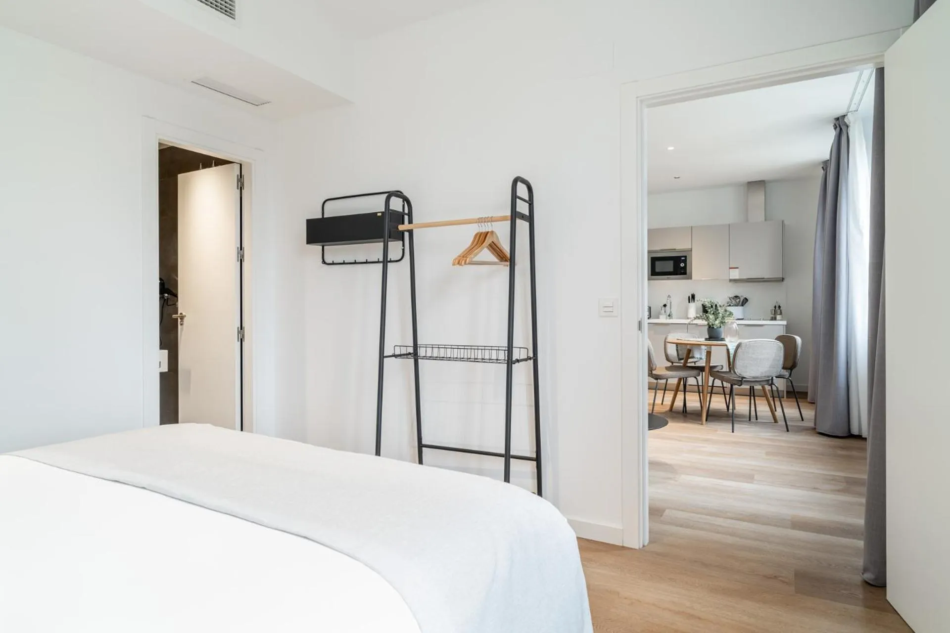Kitchen or kitchenette, Bed in Limehome Sevilla Calle Granada