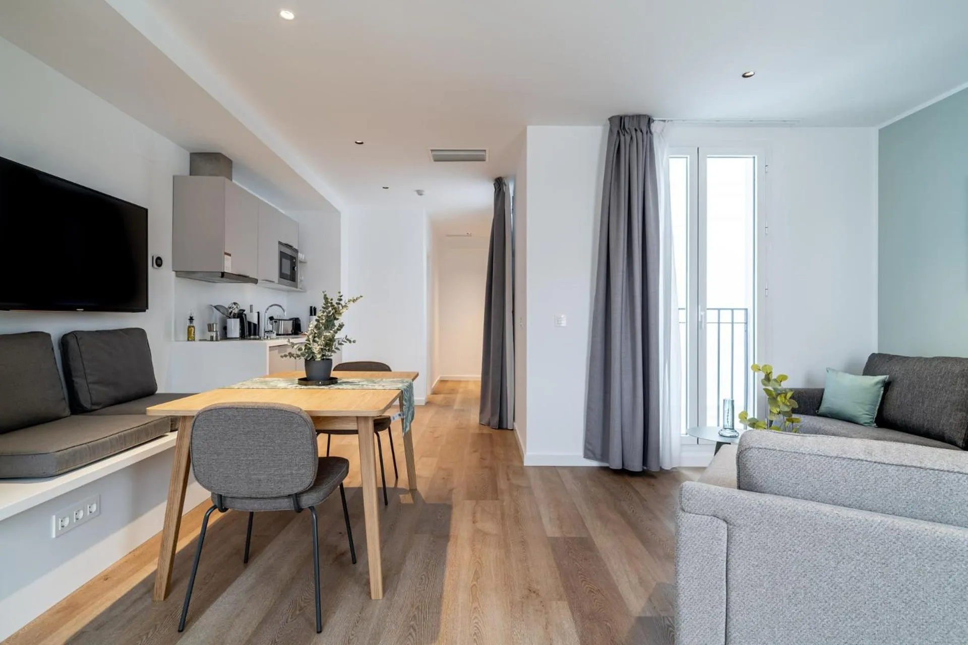 TV and multimedia in Limehome Sevilla Calle Granada