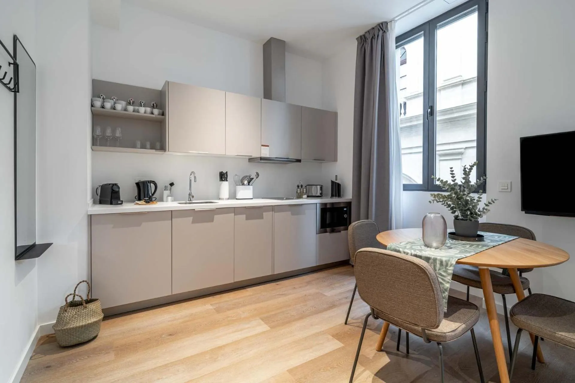 TV and multimedia in Limehome Sevilla Calle Granada