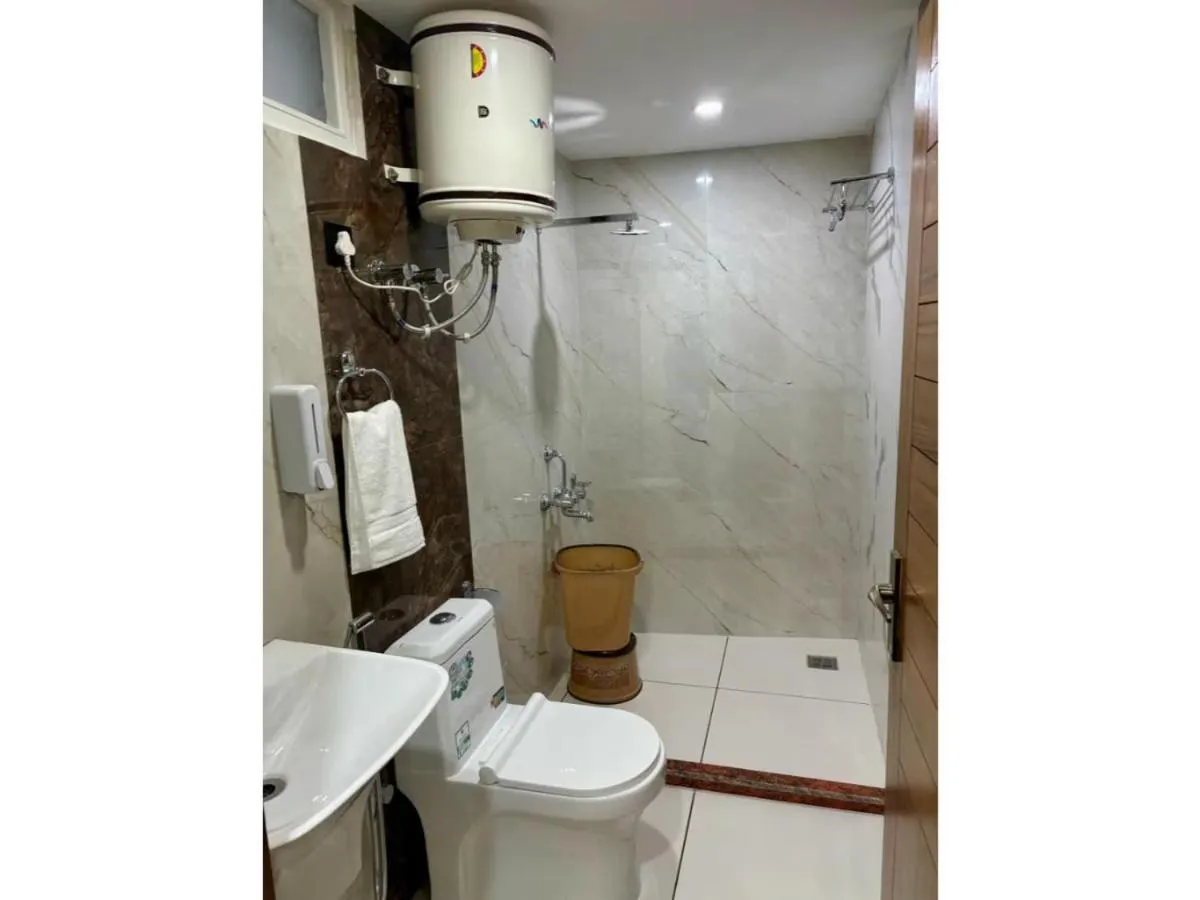Shower in Hotel Jakhu Heights