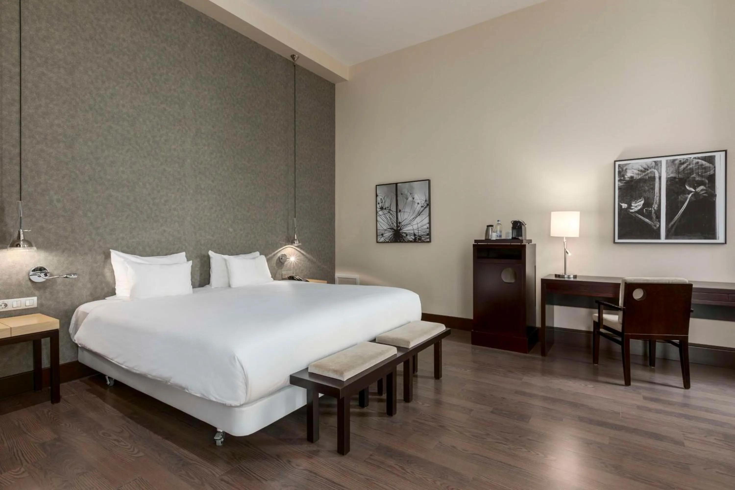 Photo of the whole room, Bed in NH Den Haag