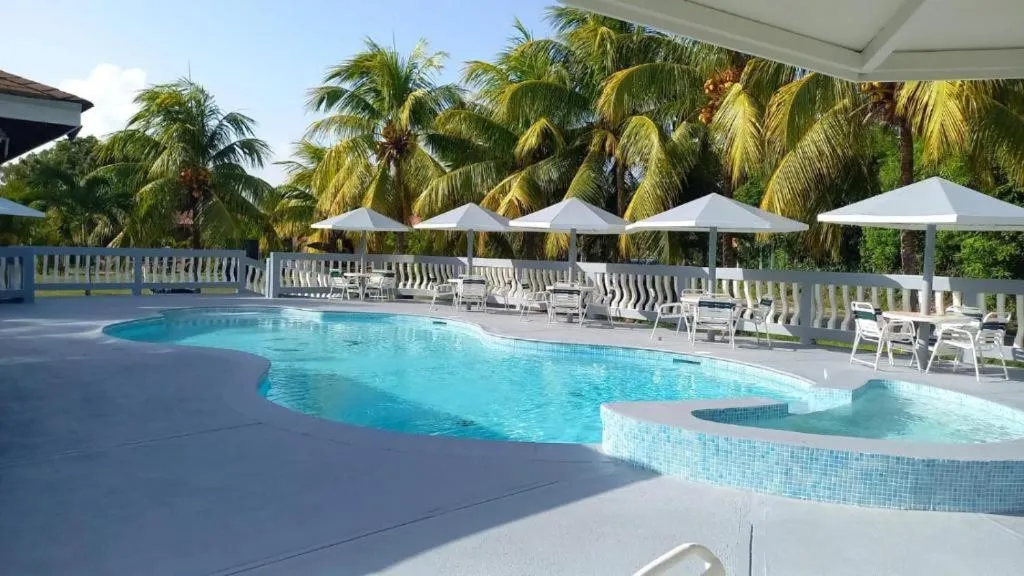 Swimming pool in Honduras Shores Plantations