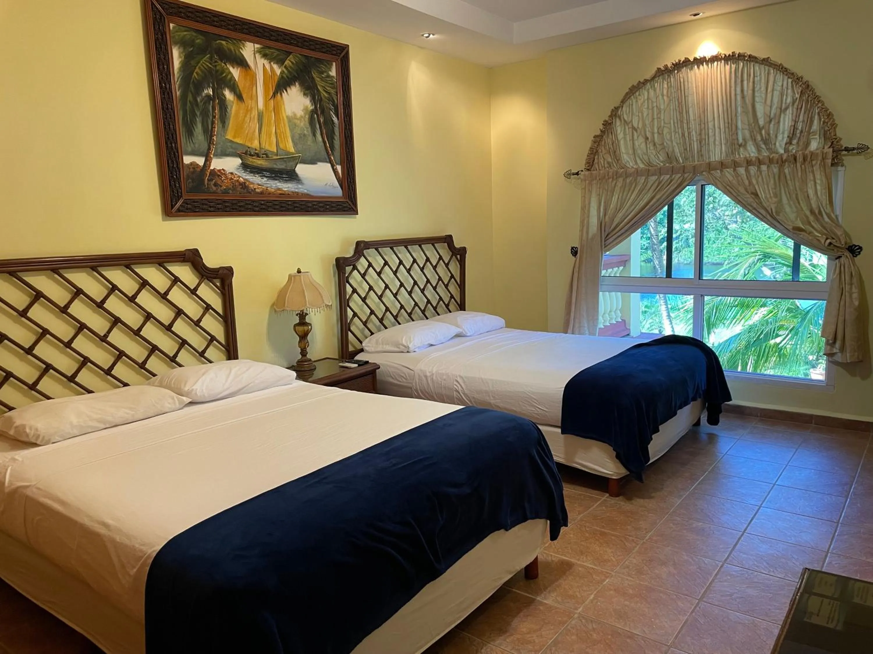 Photo of the whole room, Bed in Honduras Shores Plantations