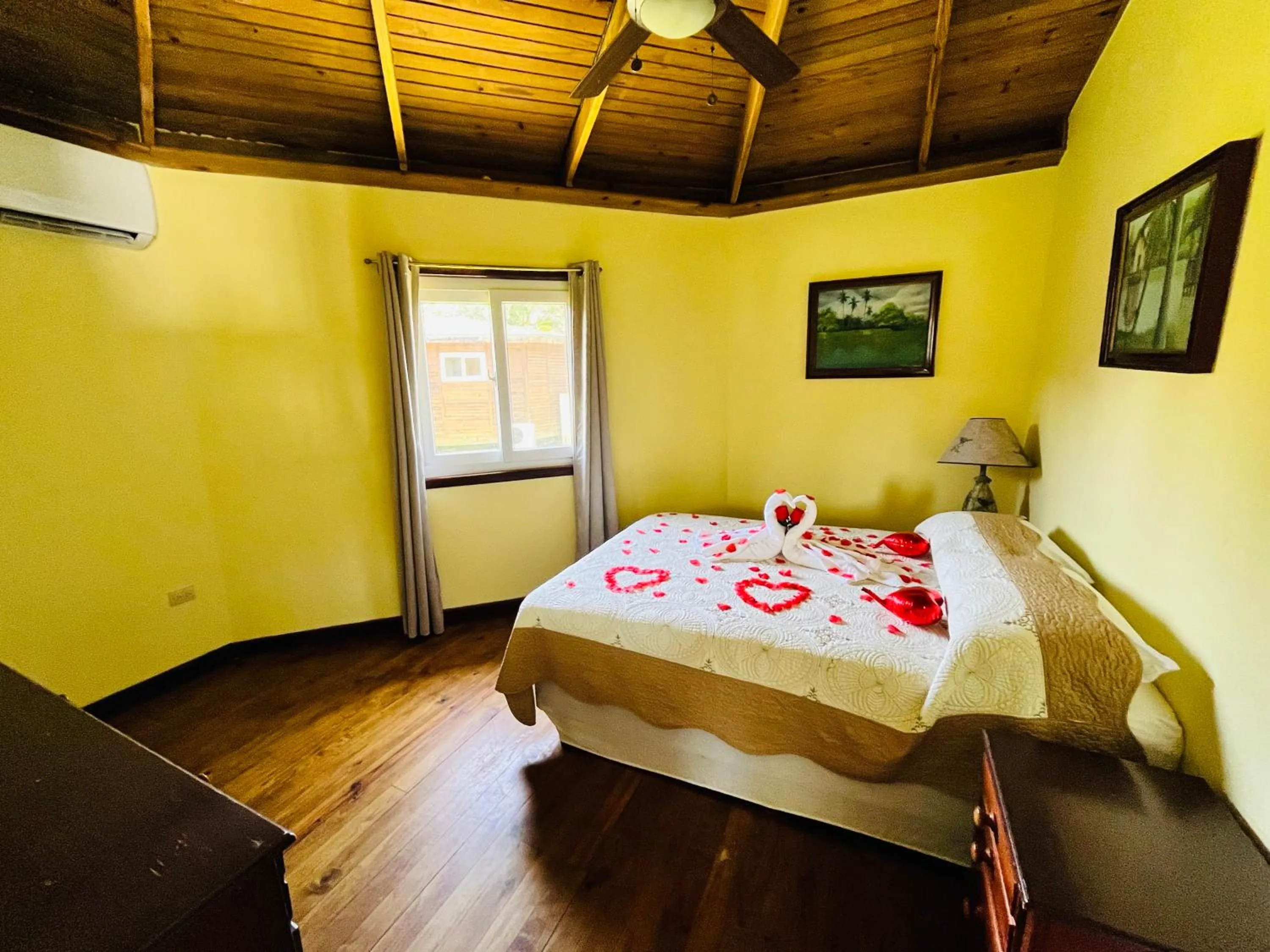 Bed in Honduras Shores Plantations