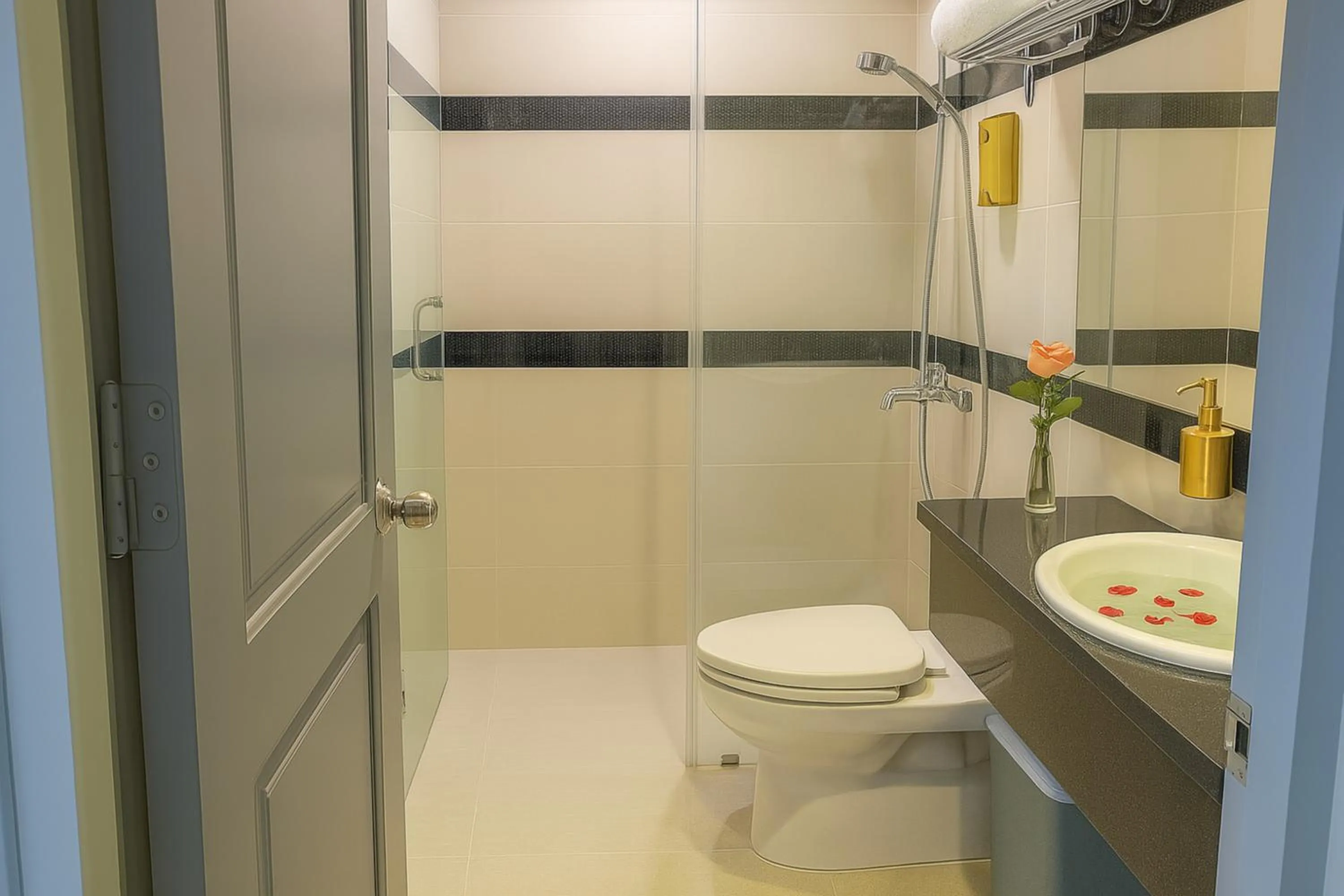 Toilet in Yen Indochine