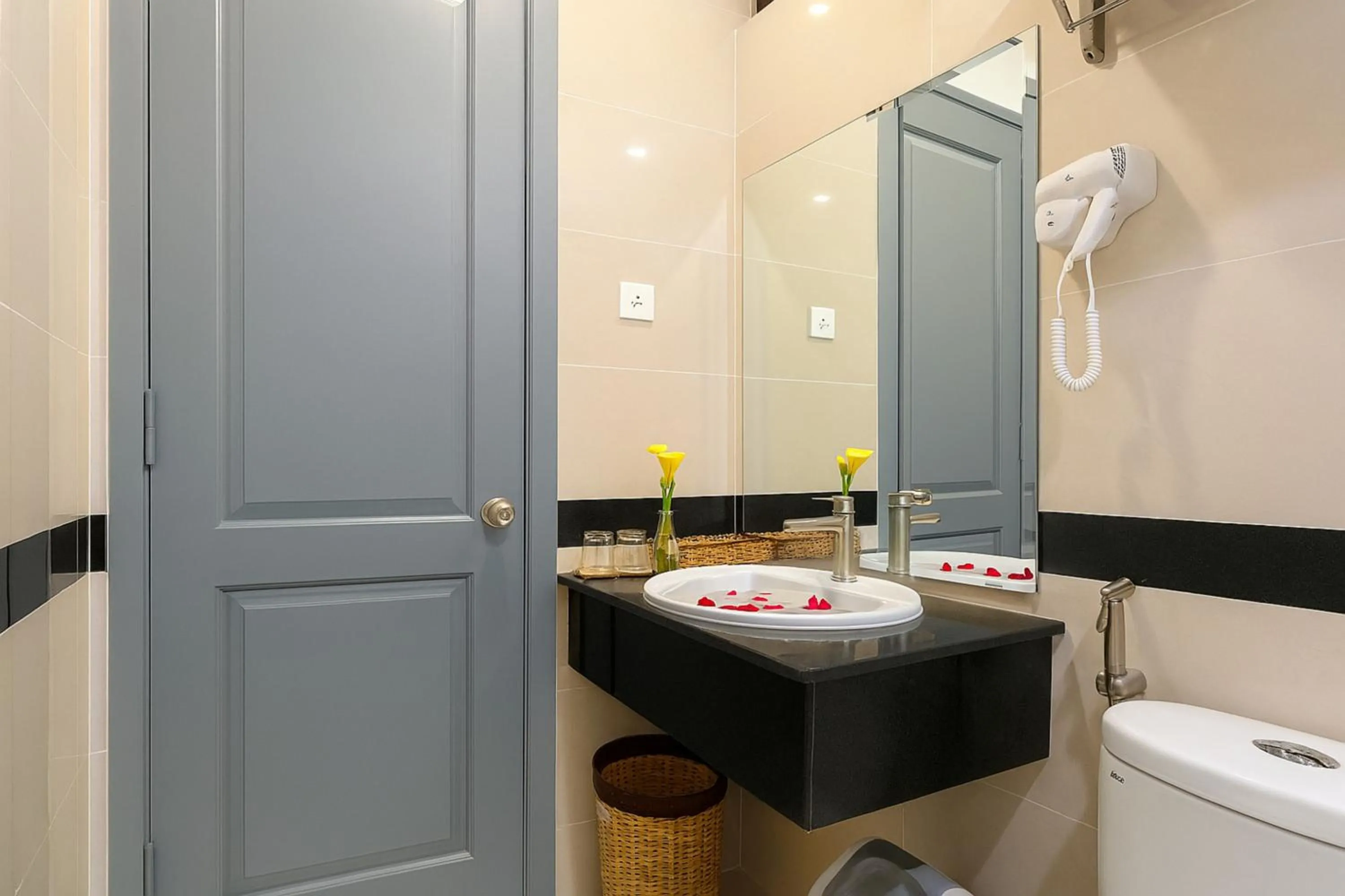 Shower in Yen Indochine