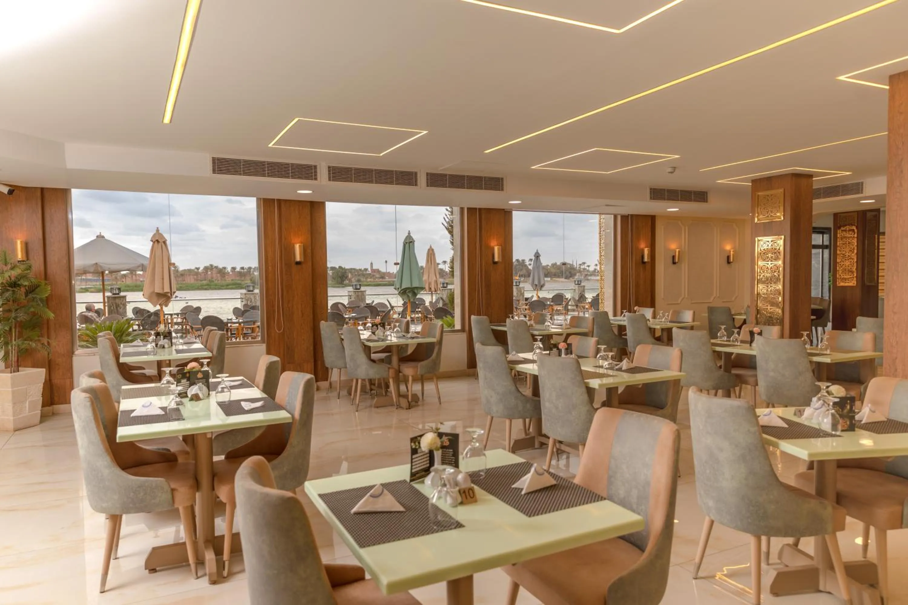 Restaurant/places to eat in Nile Club hotel